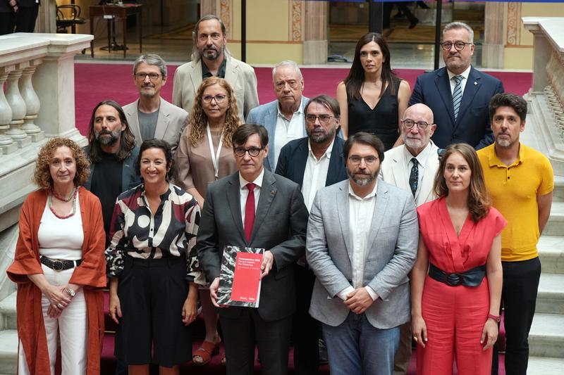 Catalan President Salvador Illa, finance minister Alícia Romero, Socialist, ERC and Comuns parliamentary leaders, and social partners pictured after the approval of the 2026 budget
