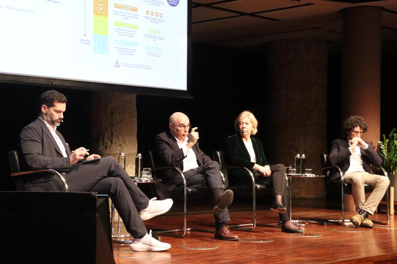 Doctor Josep Tabernero, director of the Vall d'Hebron Institute of Oncology, doctor Enriqueta Felip, head of the Thoracic Tumors Group, and Dr. Marcos Malumbres, group leader, in a VHIO Talks with moderator Luís Quevedo.