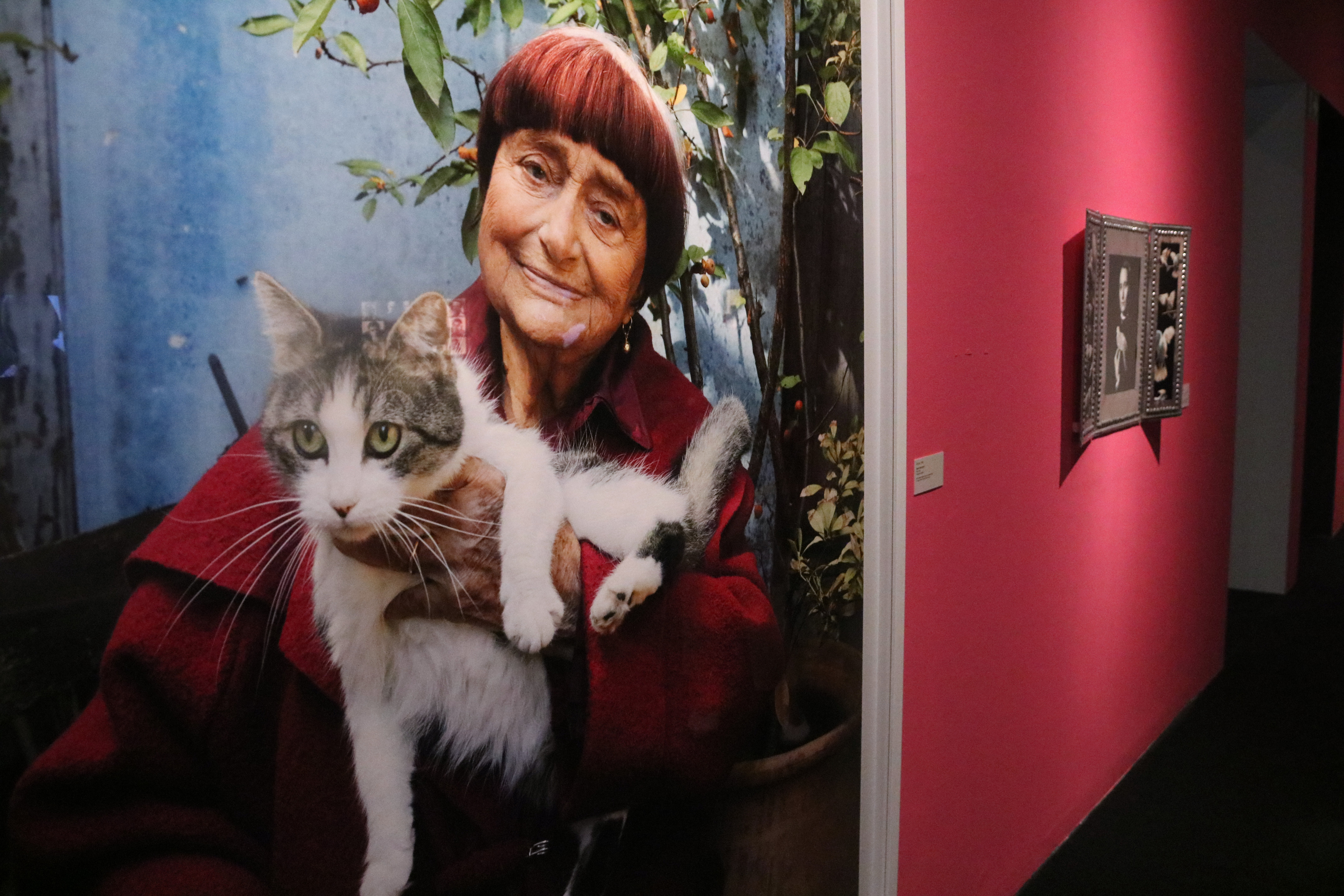 Agnès Varda in an image from the CCCB exhibition 'Agnès Varda: Photographing, Filming, Recycling'