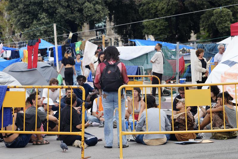 L'acampada per l'habitatge "resisteix" la nit de temporal a plaça Catalunya: "No ens guanya la crisi climàtica"