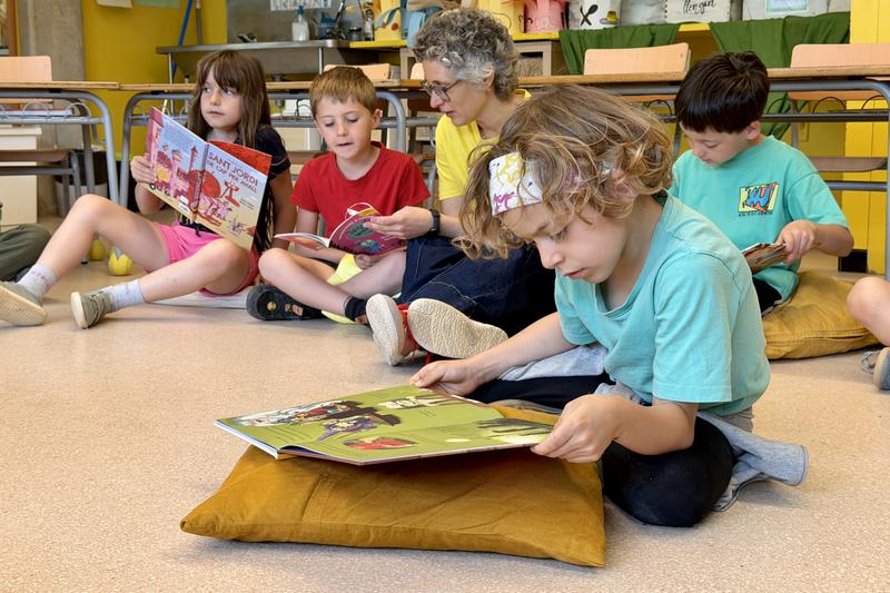 Sant Jordi s'endinsa a les aules: "És el millor moment per entrar en un món tan màgic com la lectura"