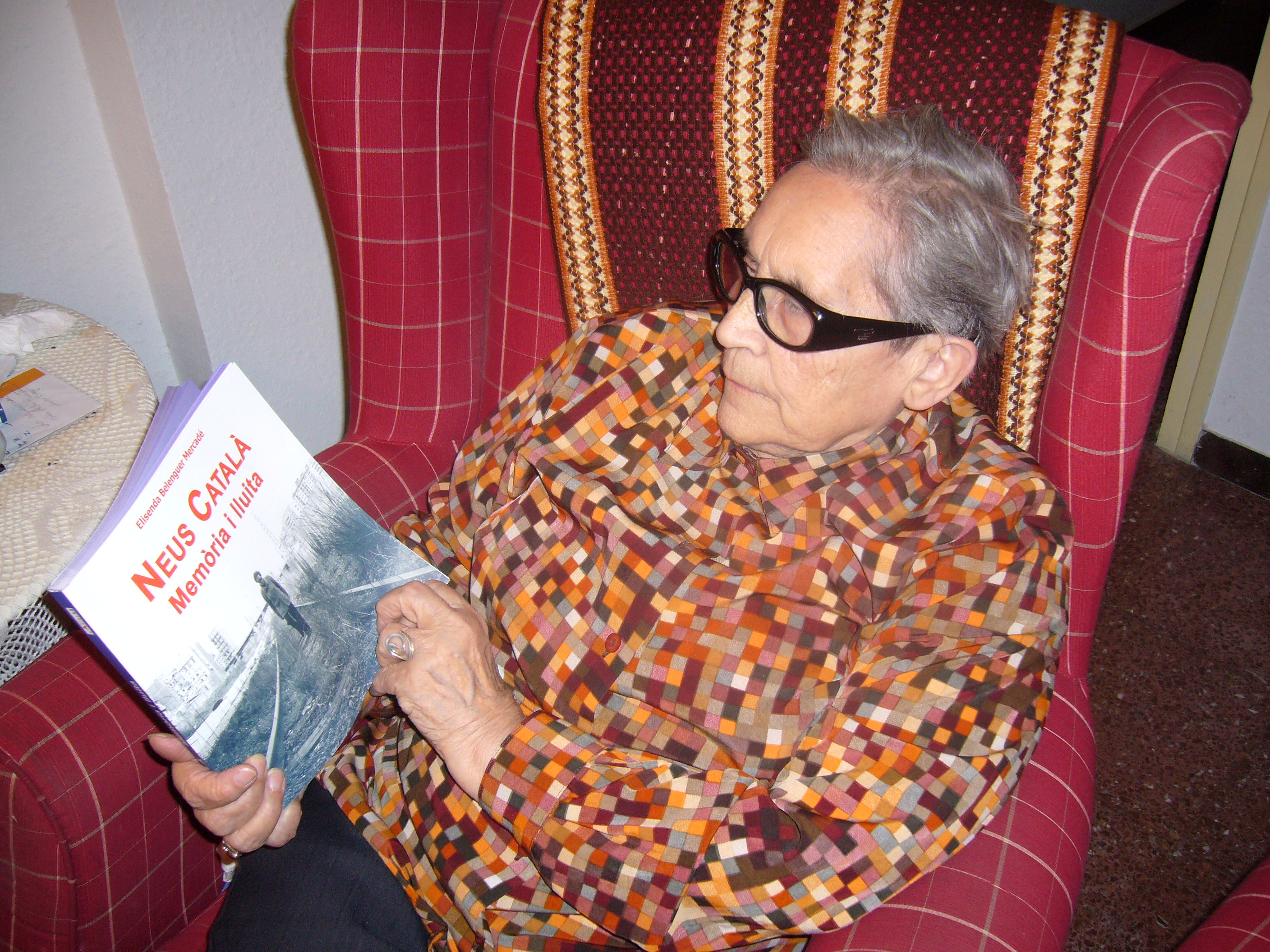 Neus Català with her biography 'Neus Català - Memòria i lluita'