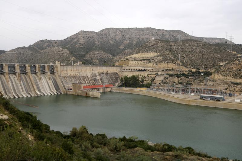 The dam and hydroelectric power plant at the Mequinensa reservoir