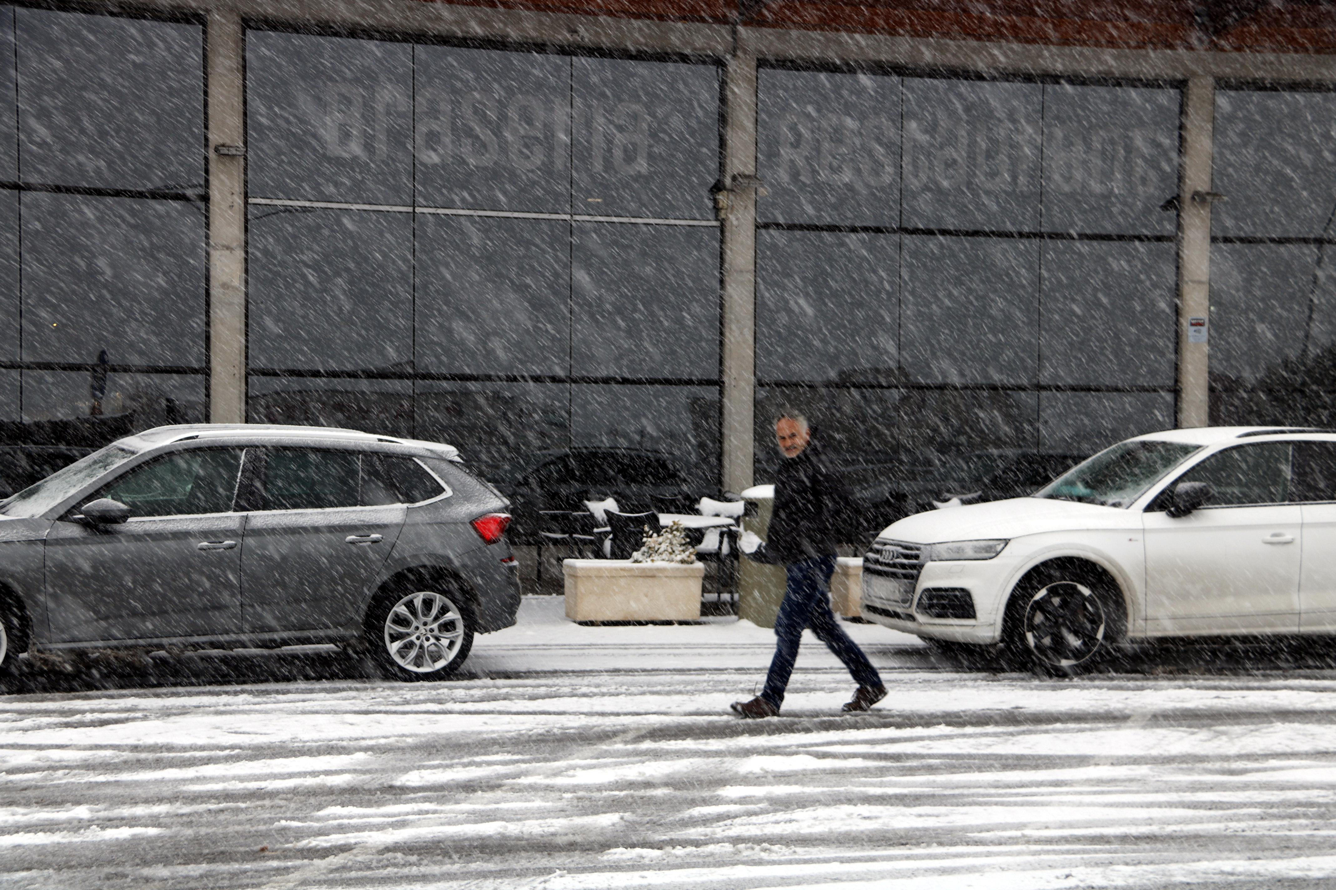 Intense snowfall at the service station on the A-2 at Fonolleres