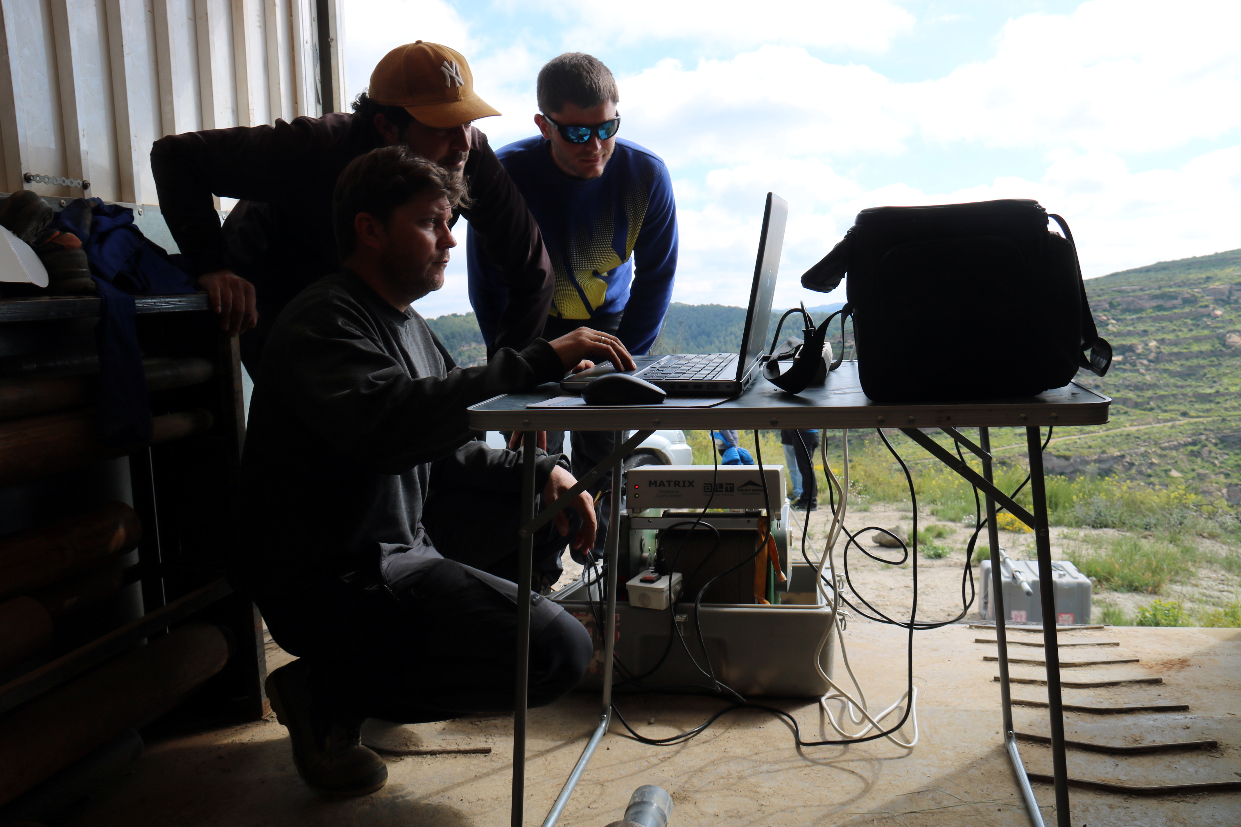 L'equip d'investigadors del Centre d'Instrumentació Científica de la Universitat de Granada i de la Facultat de Ciències durant la recerca al Geoparc de la Catalunya Central