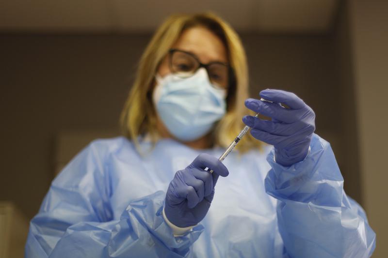 A nurse prepares a vaccine at the Pla de l’Estany nursing home