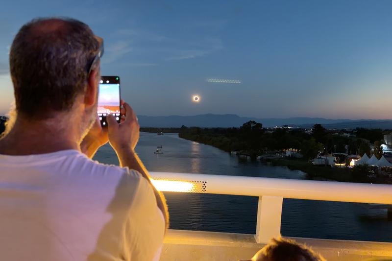 Emoció, alegria i una petició de casament durant l'eclipsi solar a Deltebre