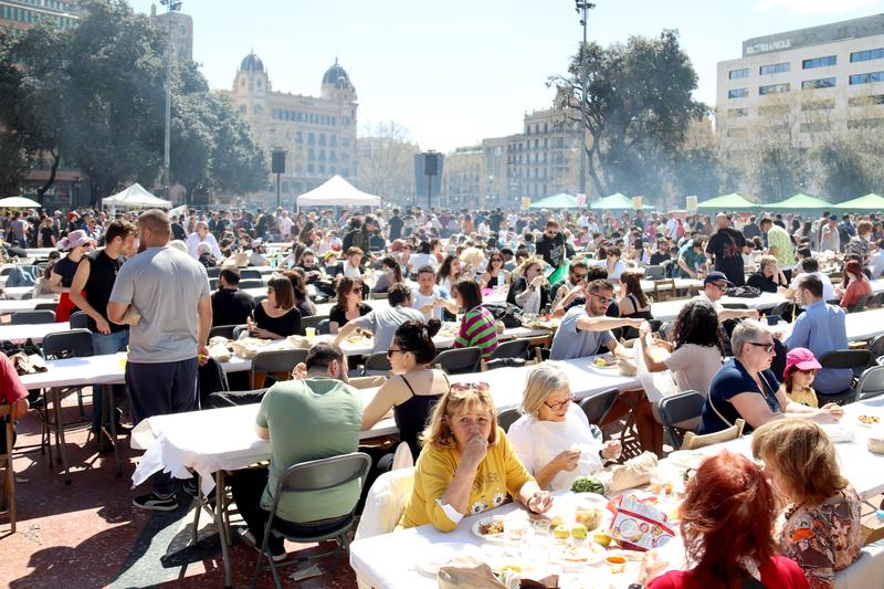 Plaça Catalunya full of people at a calçotada in support of food sovereignty
