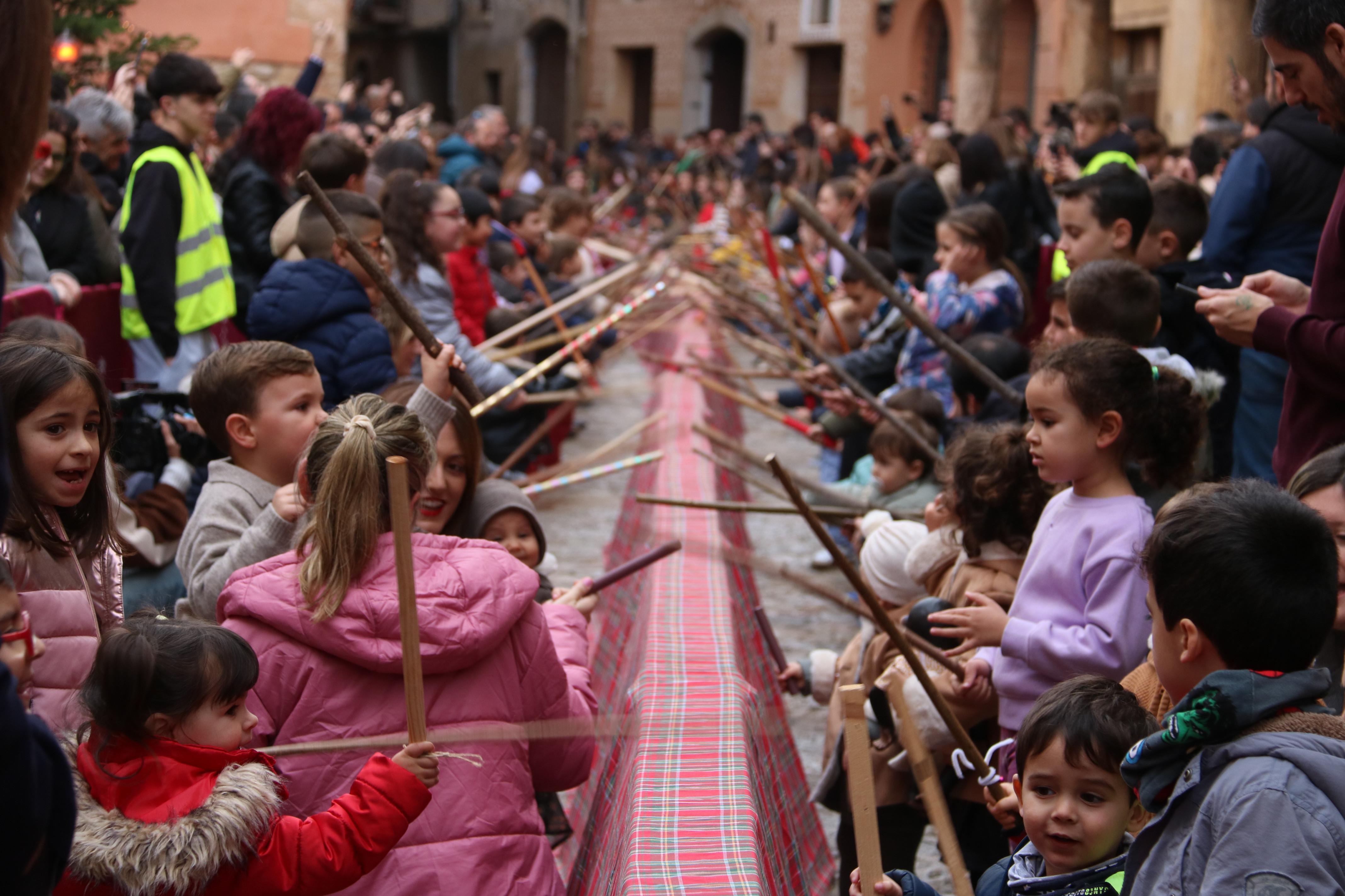 Hundreds of children beat the world's longest tió in Sant Esteve on December 26, 2024