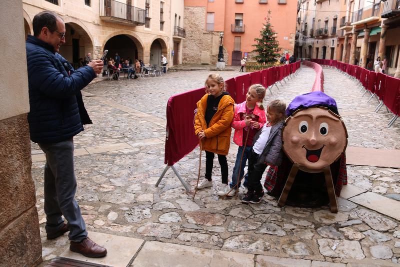 A family takes a picture with the world's longest Tió log on December 26, 2024 