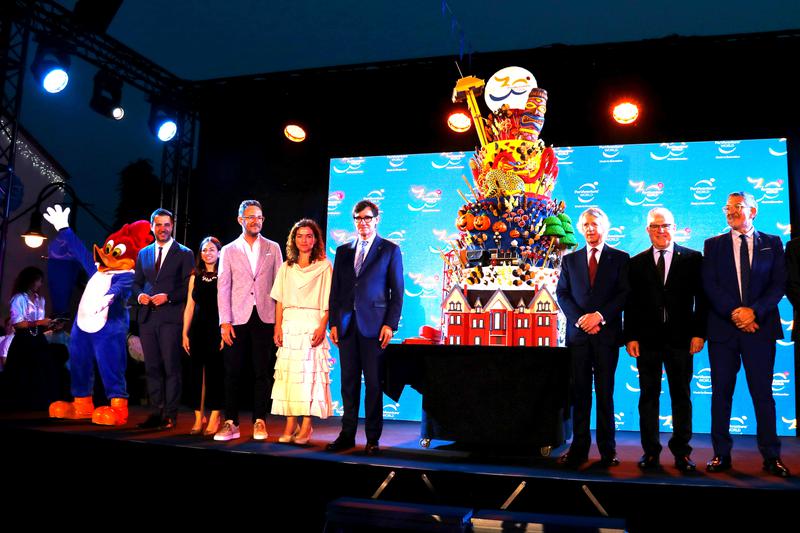 The authorities headed by the Catalan President Salvador Illa, with the cake for PortAventura's 30th anniversary