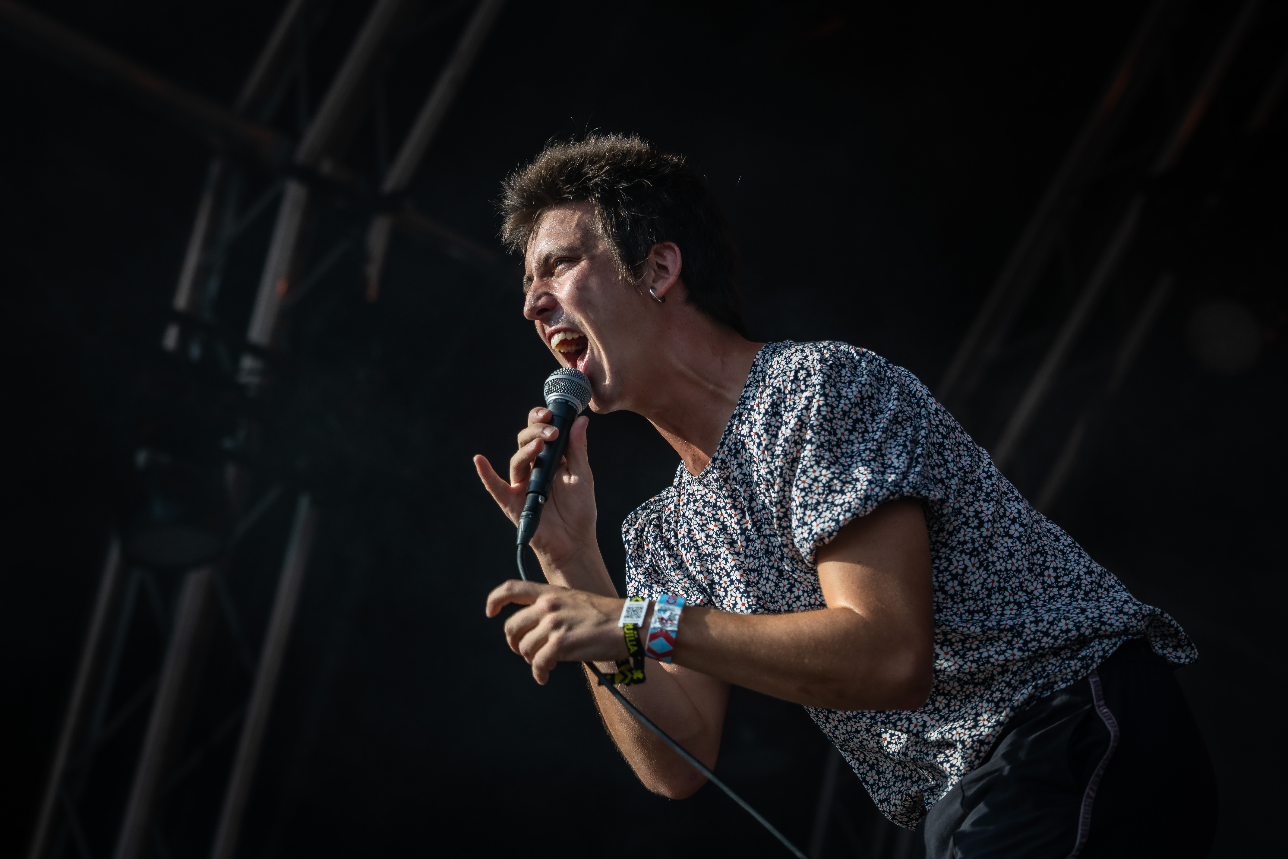 Dan Peralbo i El Comboi singing at Cruïlla 2026