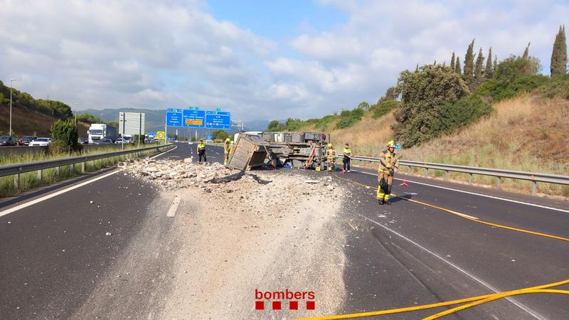 A truck derailed on the AP7 highway in Sant Cugat del Vallès blocking all three lines of the road on July 15, 2024