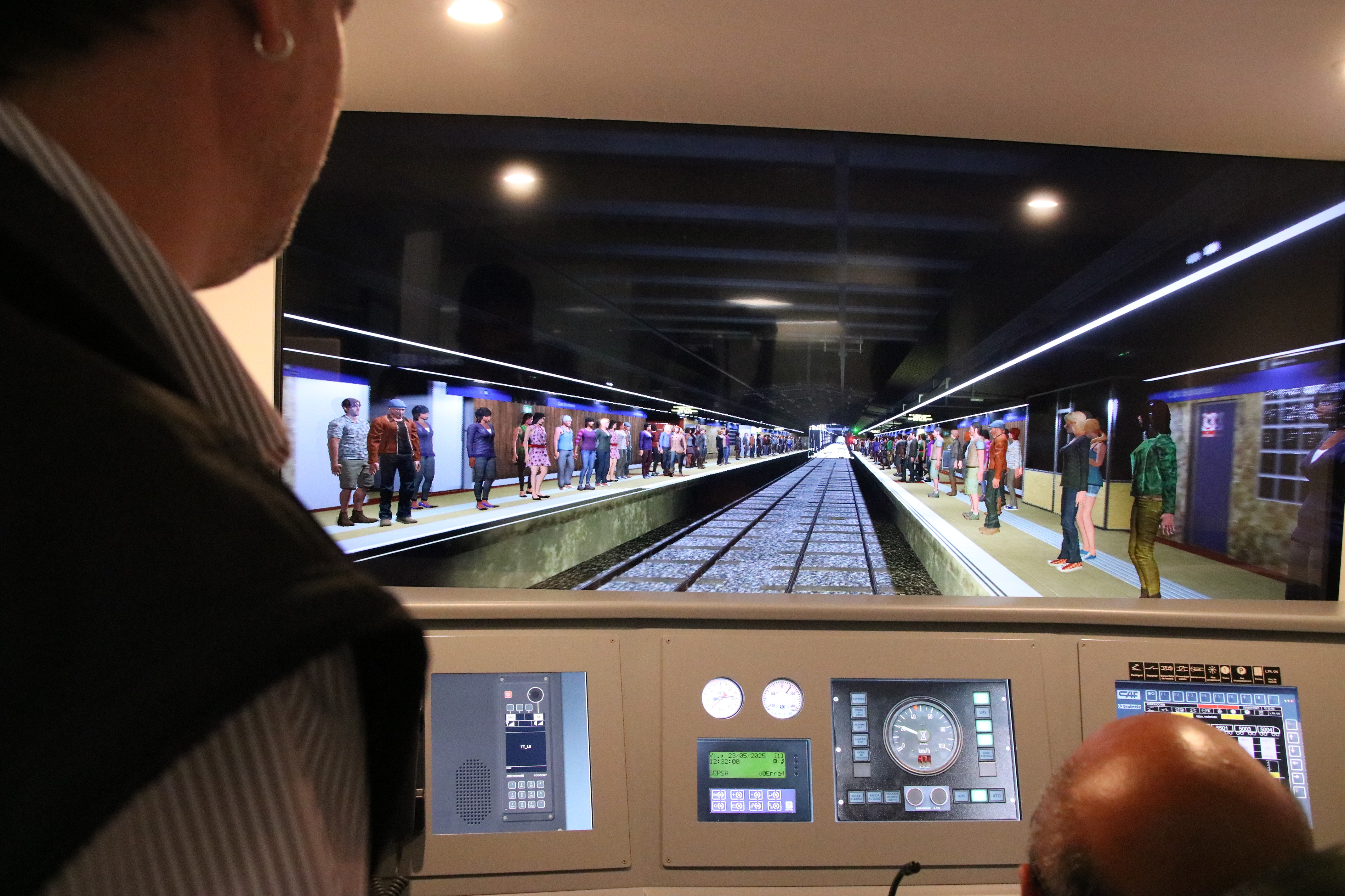 Dos treballadors de TMB en un dels simuladors que repliquen les condicions de conducció des de la cabina de metro.