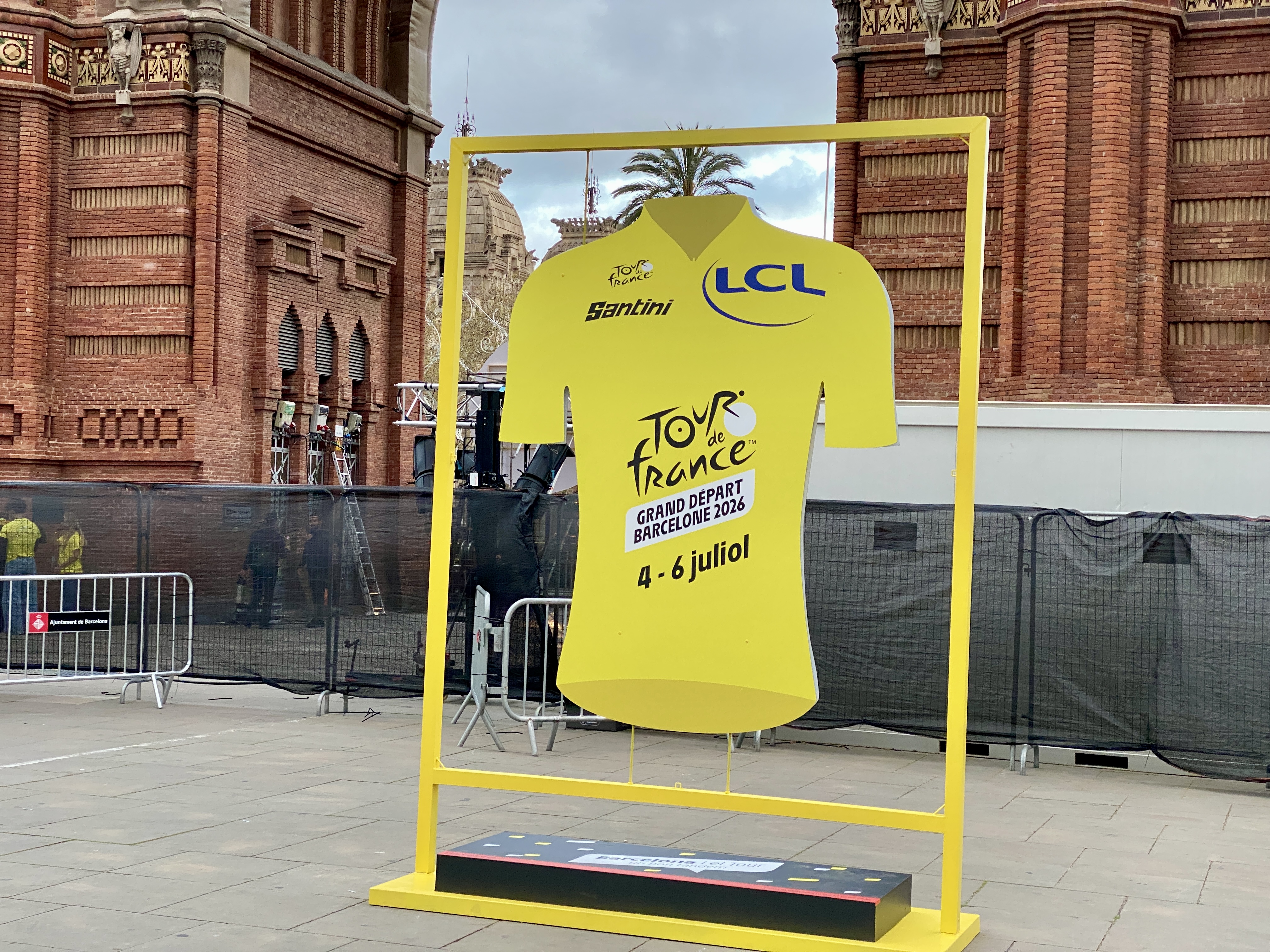 A Tour de France sign at Barcelona's Arc de Triomf