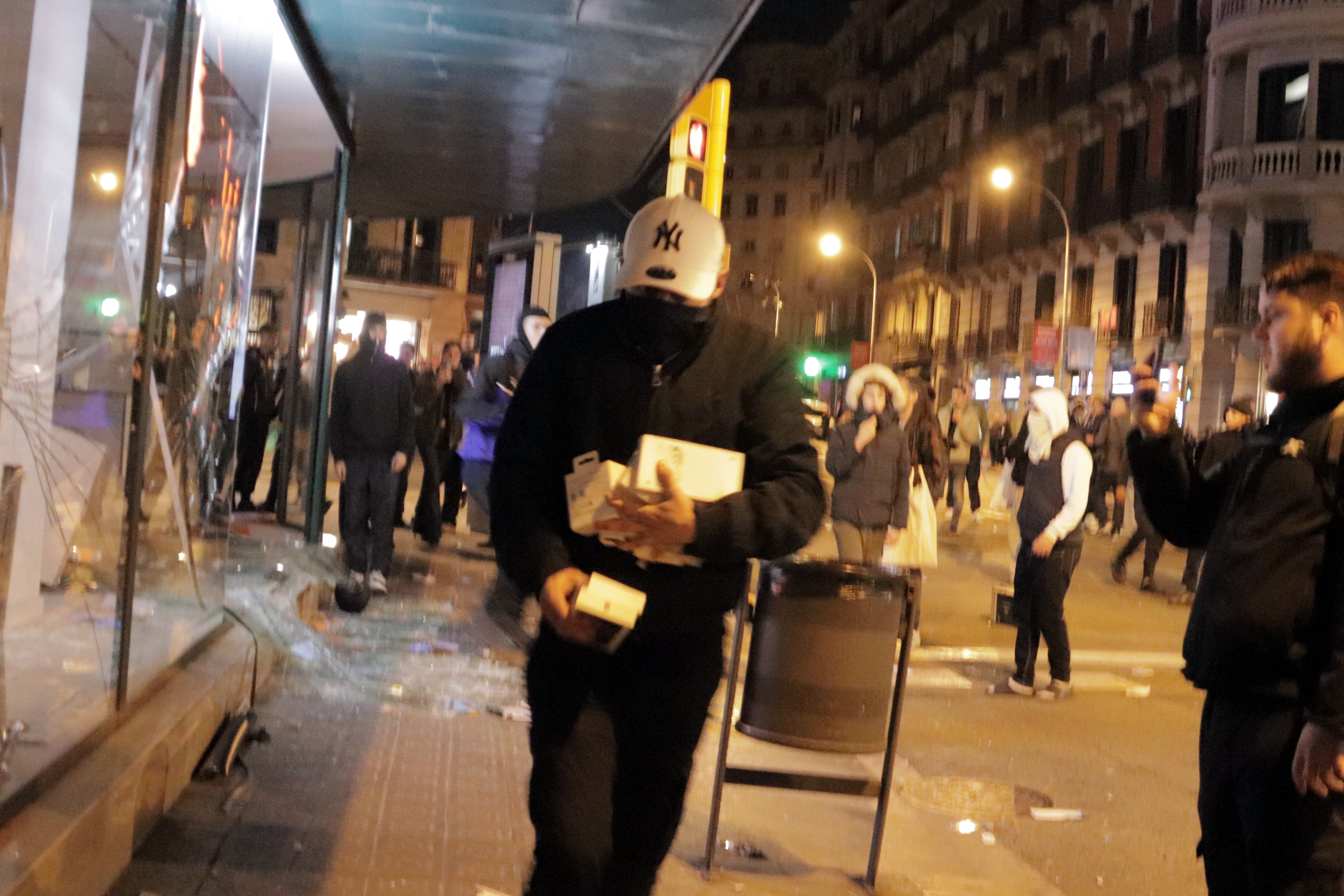 Looting in Barcelona city centre during last Saturday's disturbances