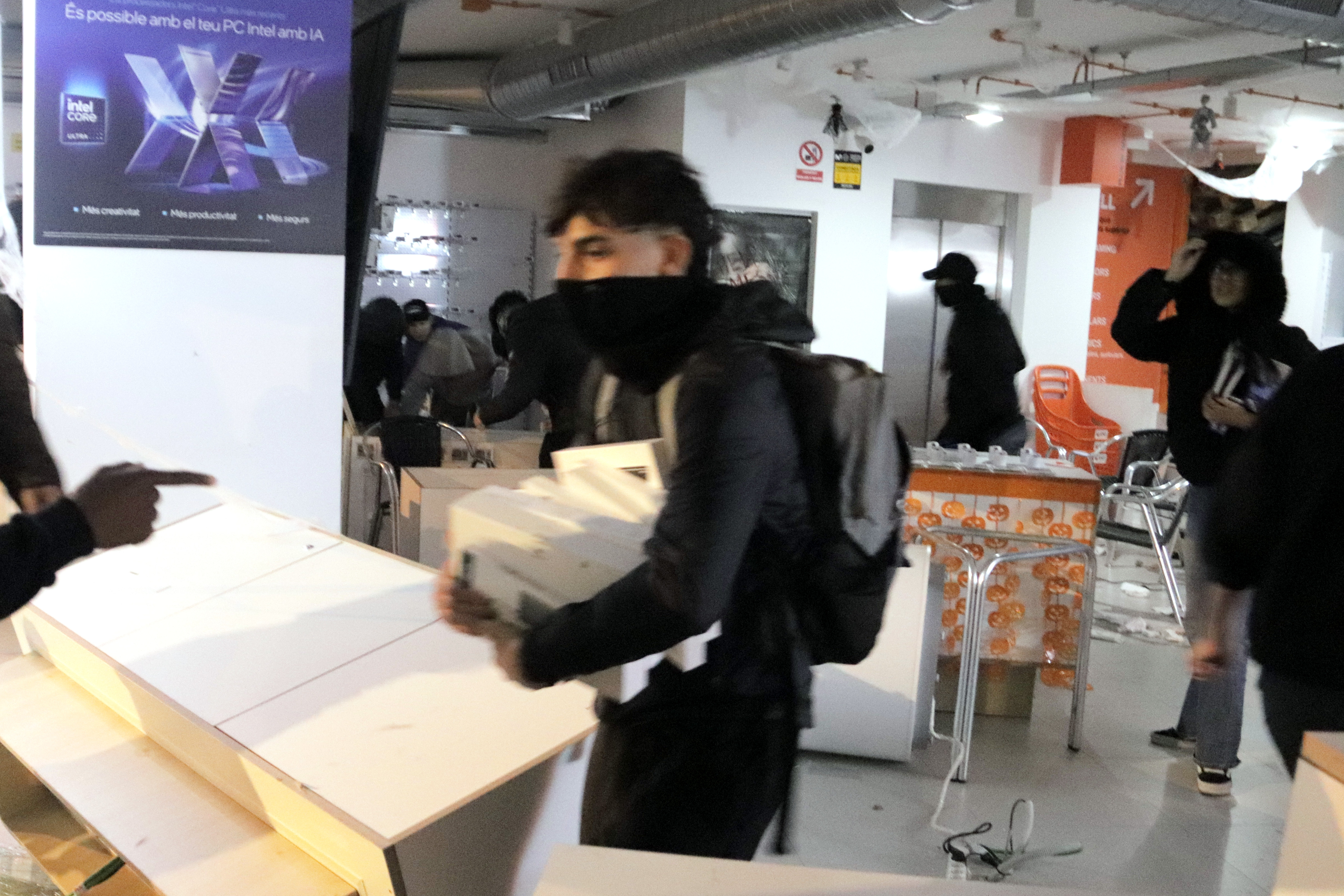 Looting of a shop in the center of Barcelona during the unrest