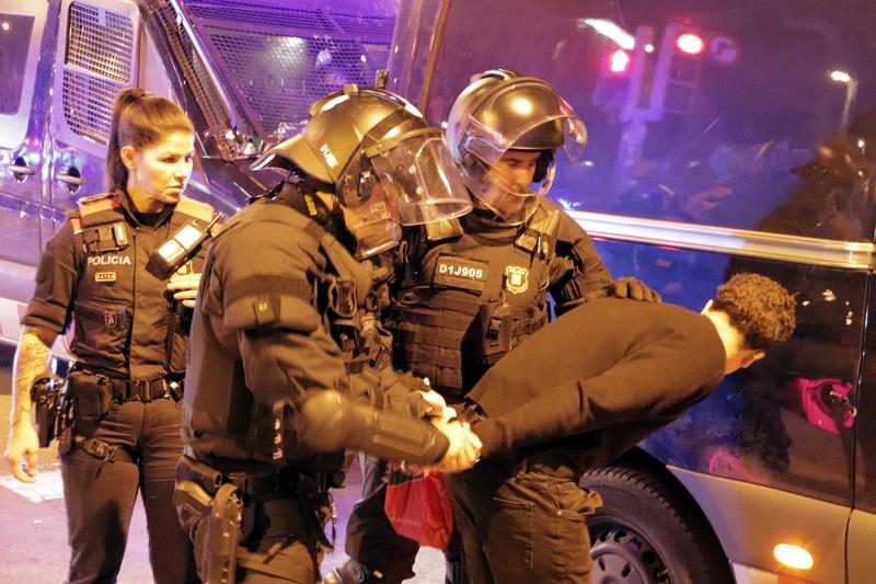 The Mossos arrest a person who was participating in the disturbances in the center of Barcelona.