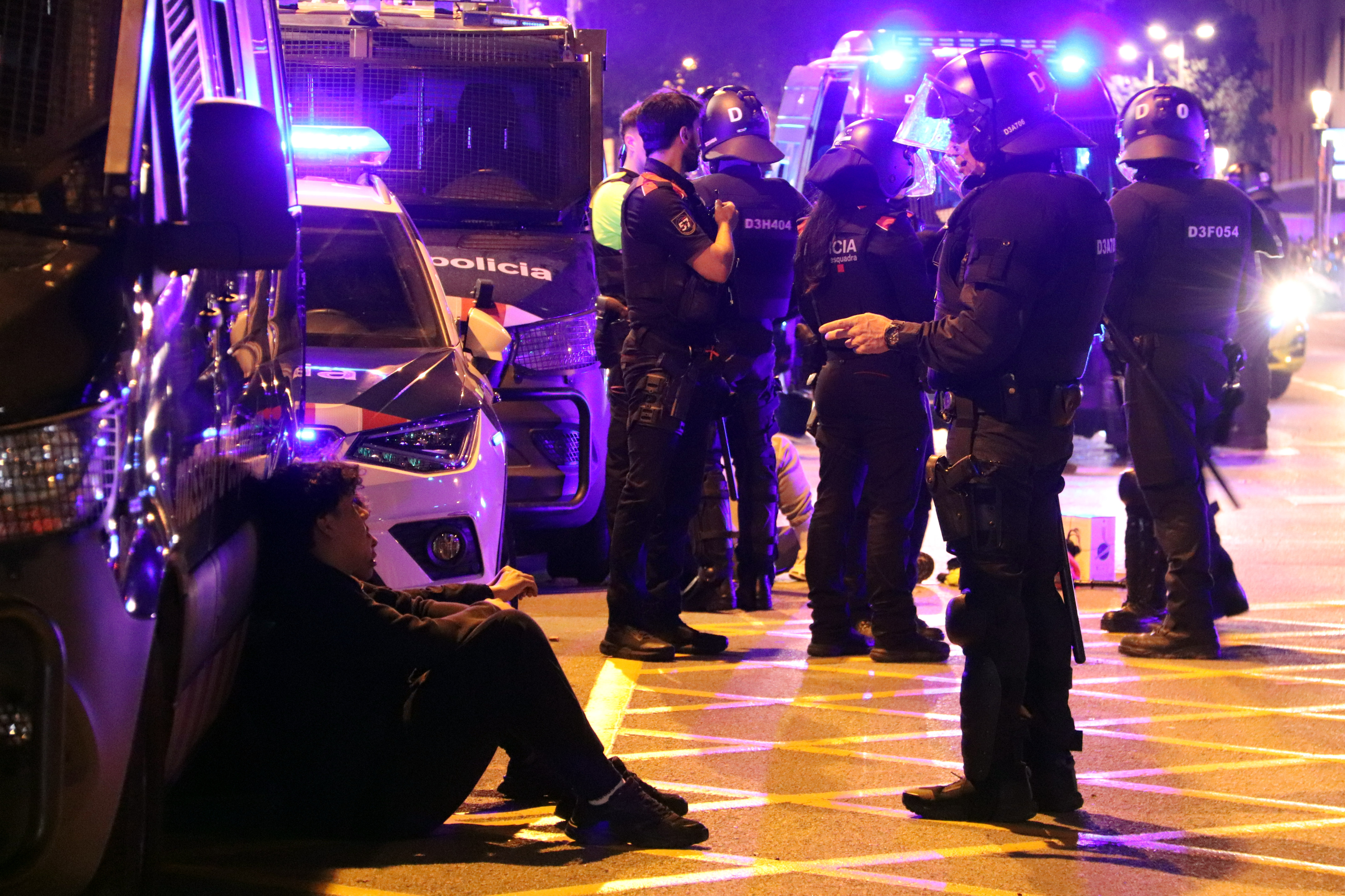 The Mossos make arrests in the center of Barcelona following the disturbances.