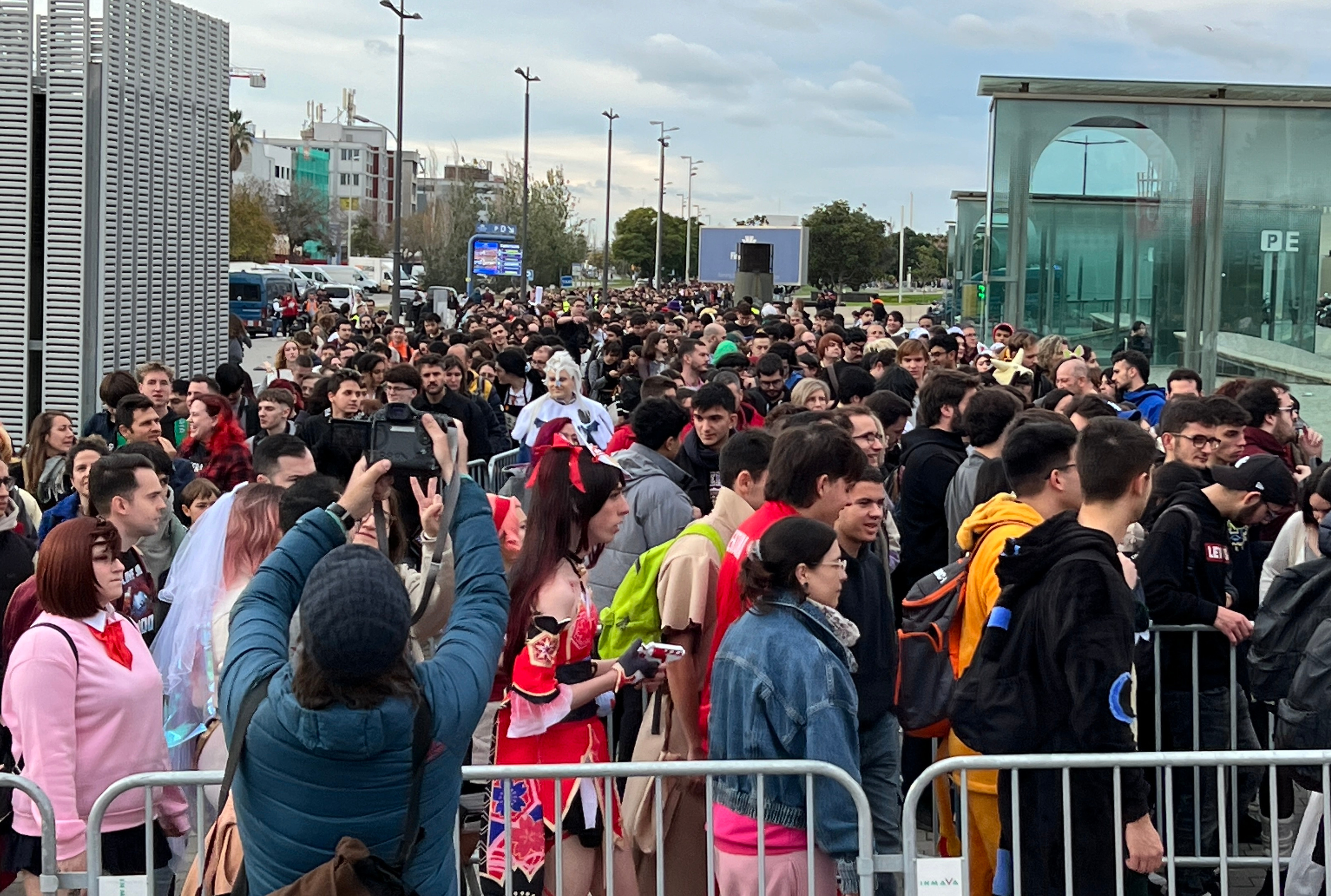 Queues at the doors of Manga Barcelona