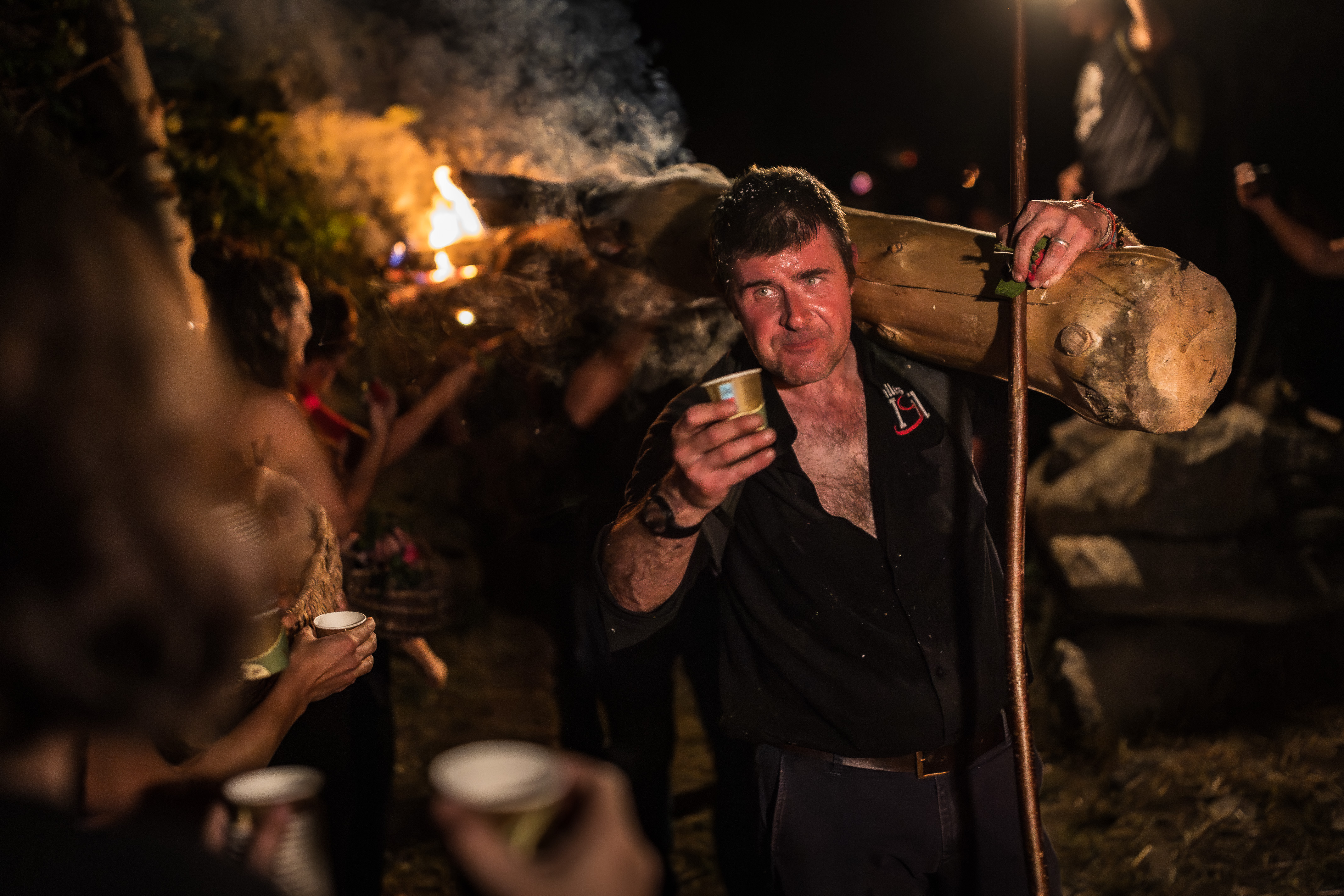 A fallaire arriving in the town of Isil with the falla lit