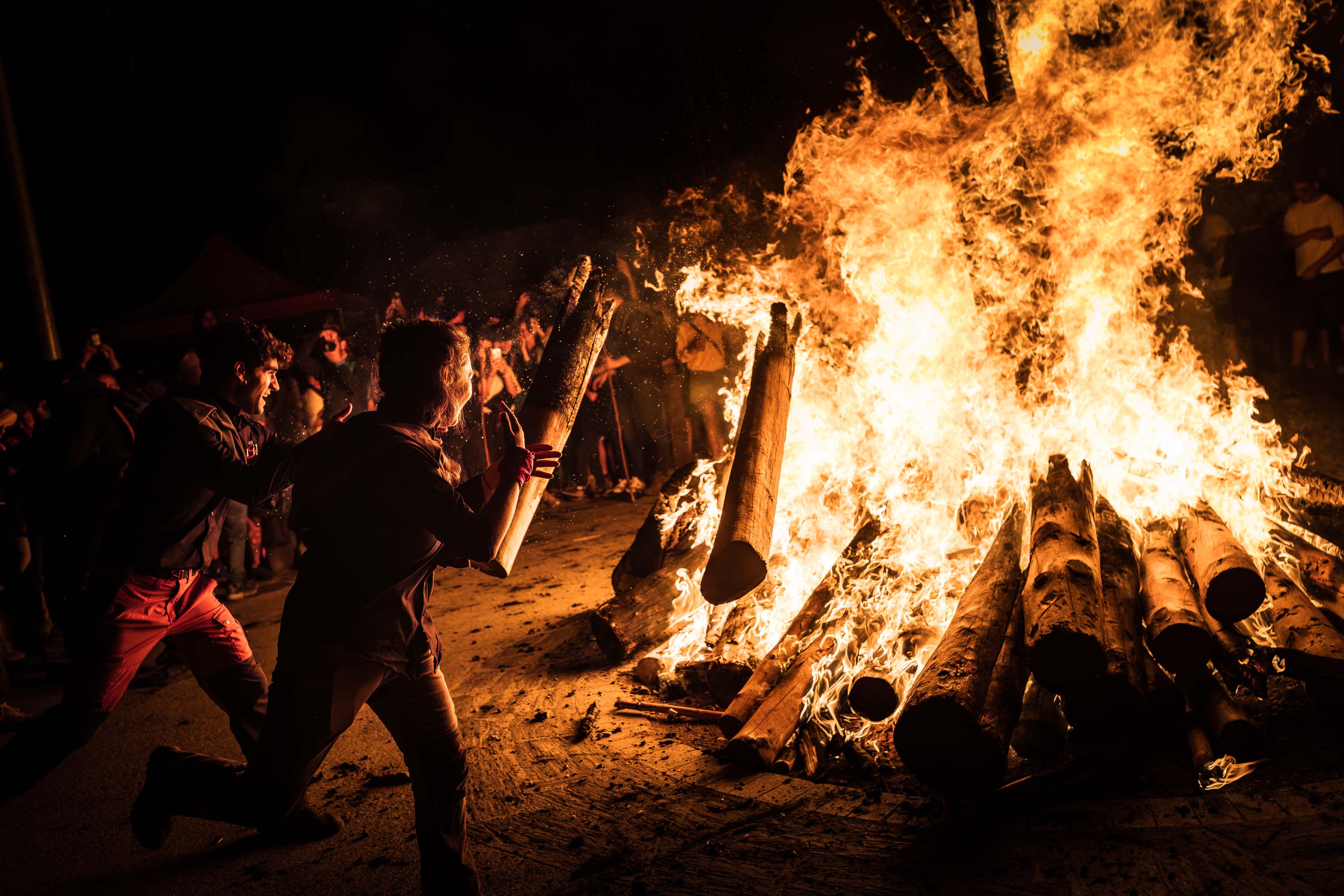 A young woman throwing the falla into the bonfire in Isil.