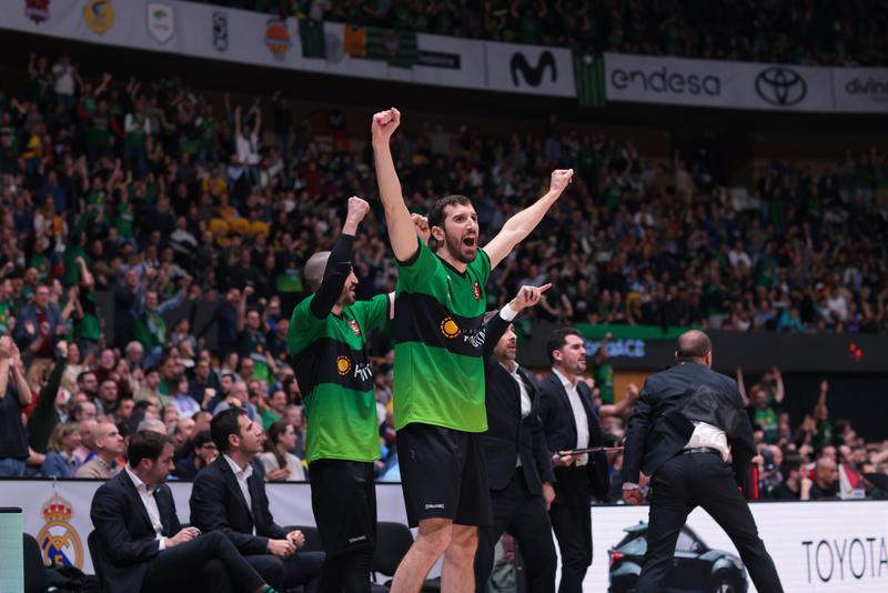 La Penya celebrate their barnstorming victory over Baskonia at home in the Basketball King's Cup 