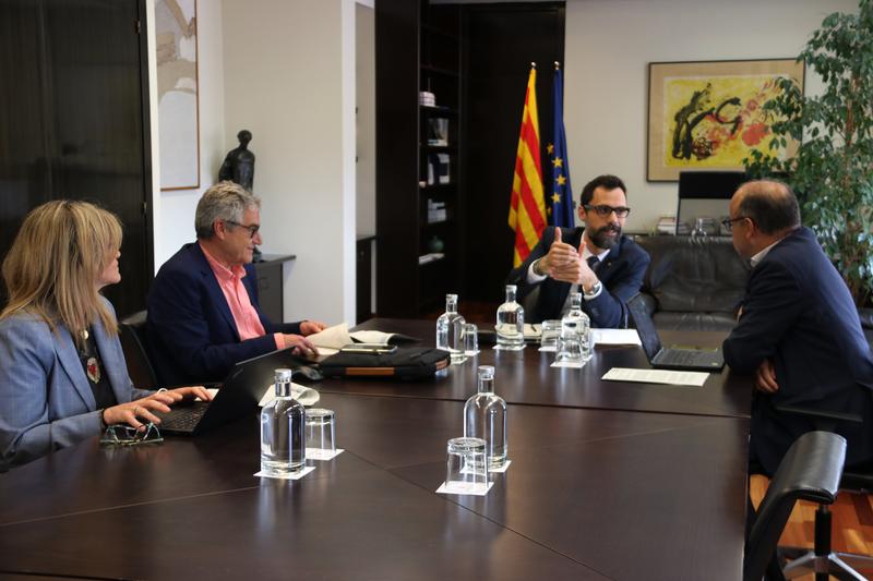 Catalonia's minister for business and work, Roger Torrent, during a meeting with the Catalan Consumer Agency
