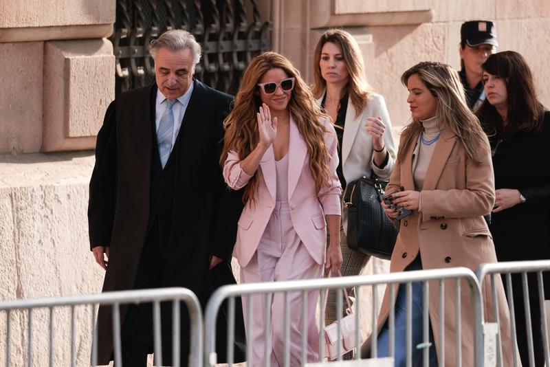 Shakira and her lawyer Pau Molins, before entering Barcelona's court on November 20, 2023