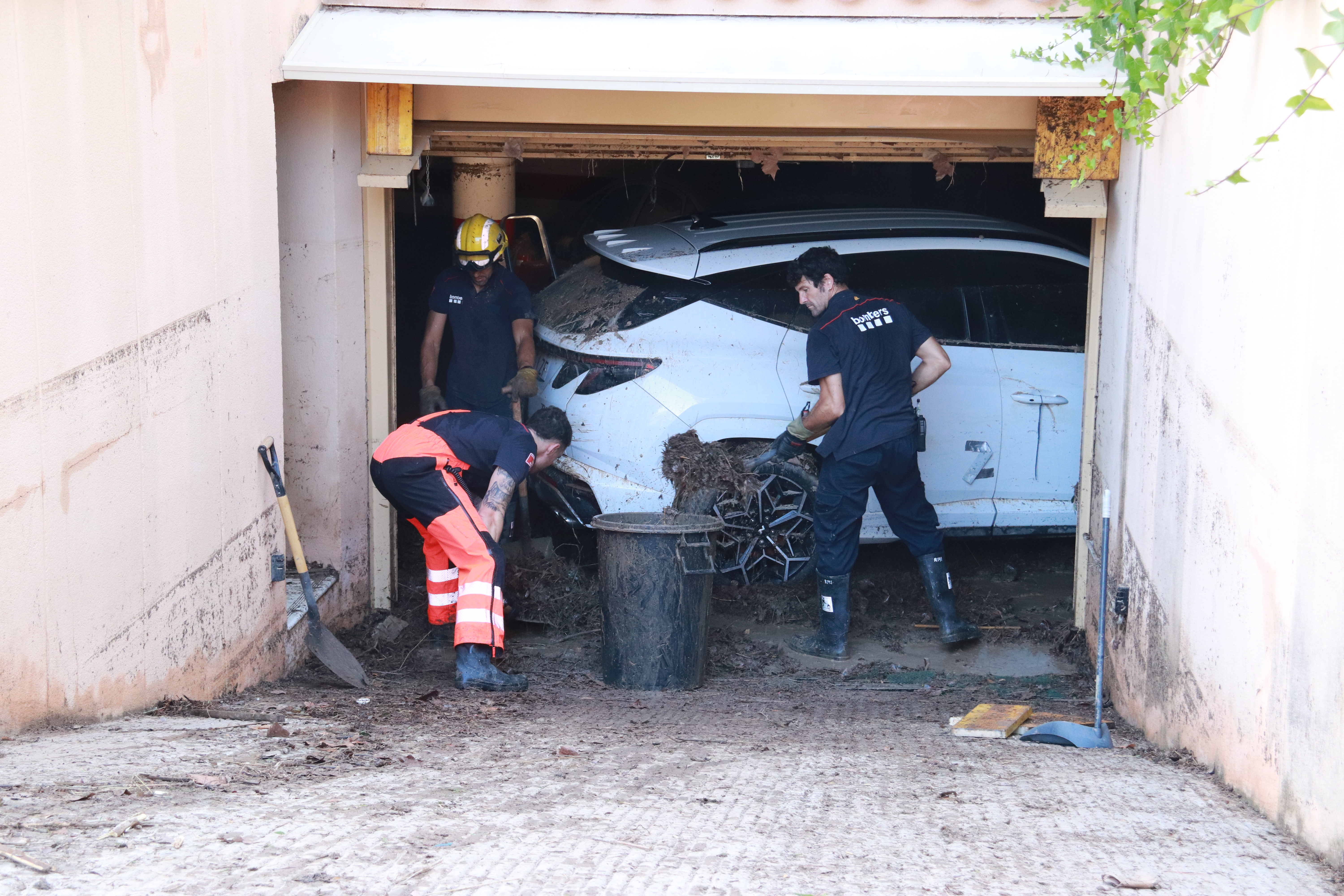 Cleanup of a parking garage in Cubelles after the Foix river overflow