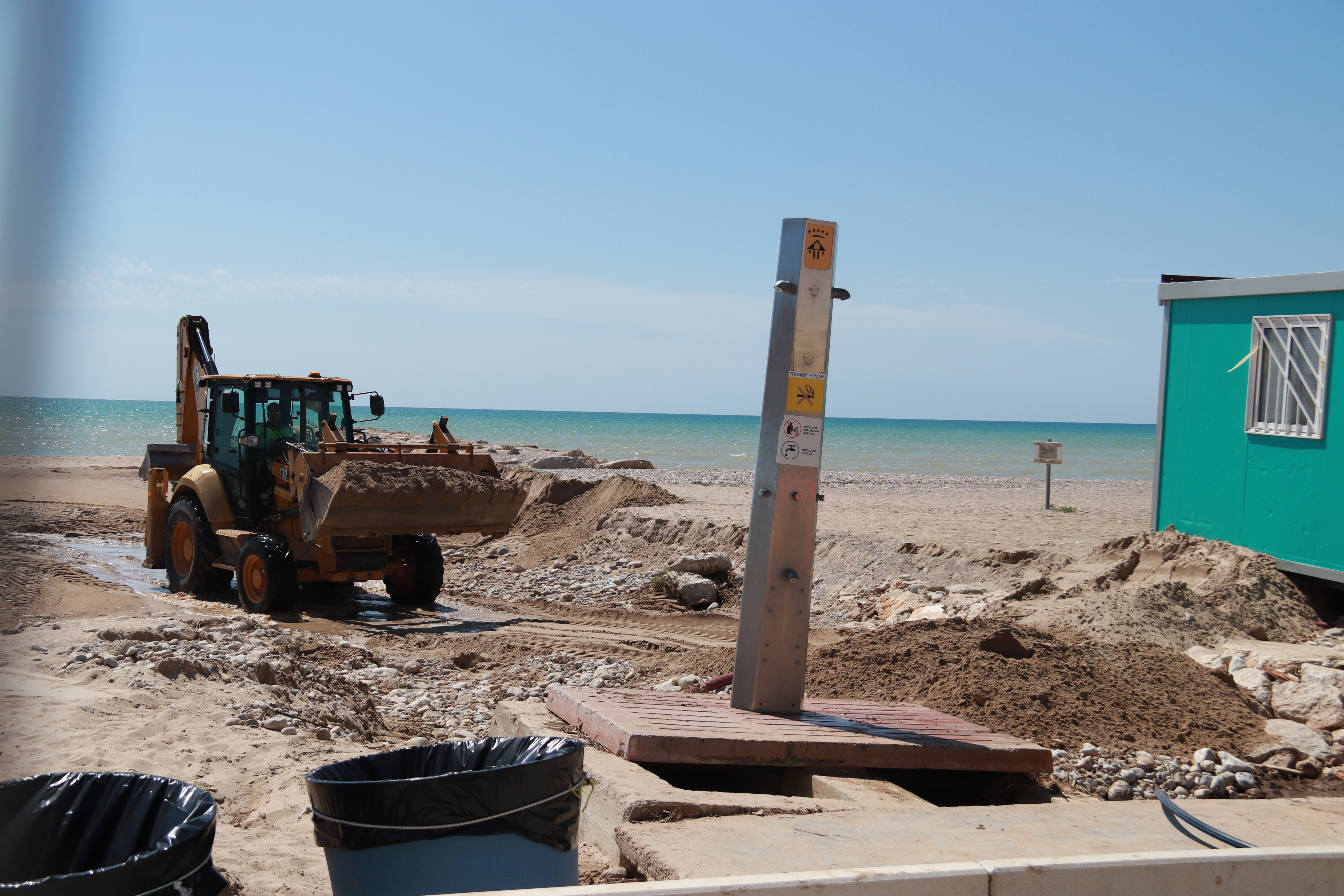Cleanup in the beach of Cubelles after the Foix river overflow