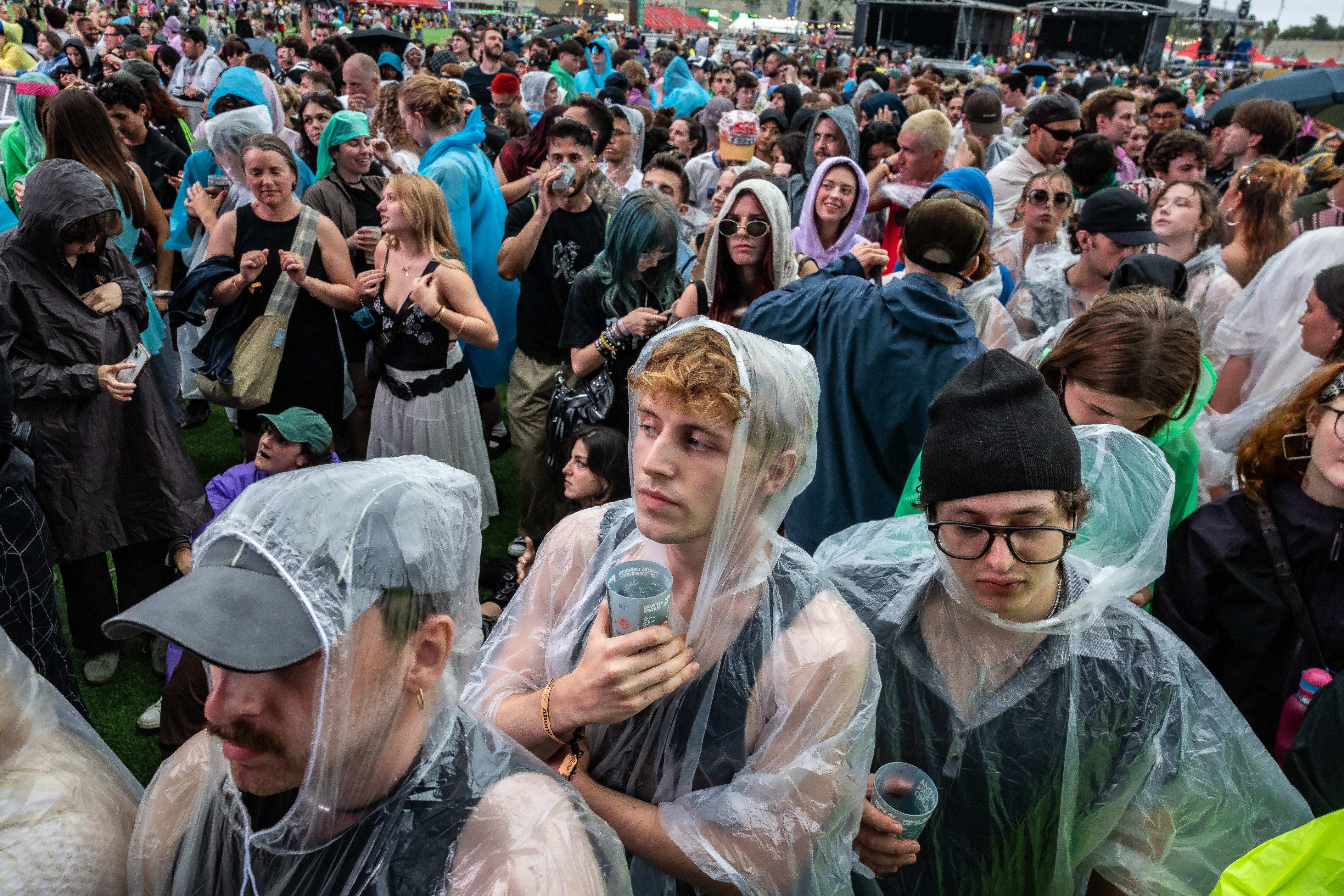 People prepare for the rain at Ravyn Lenae at Primavera Sound