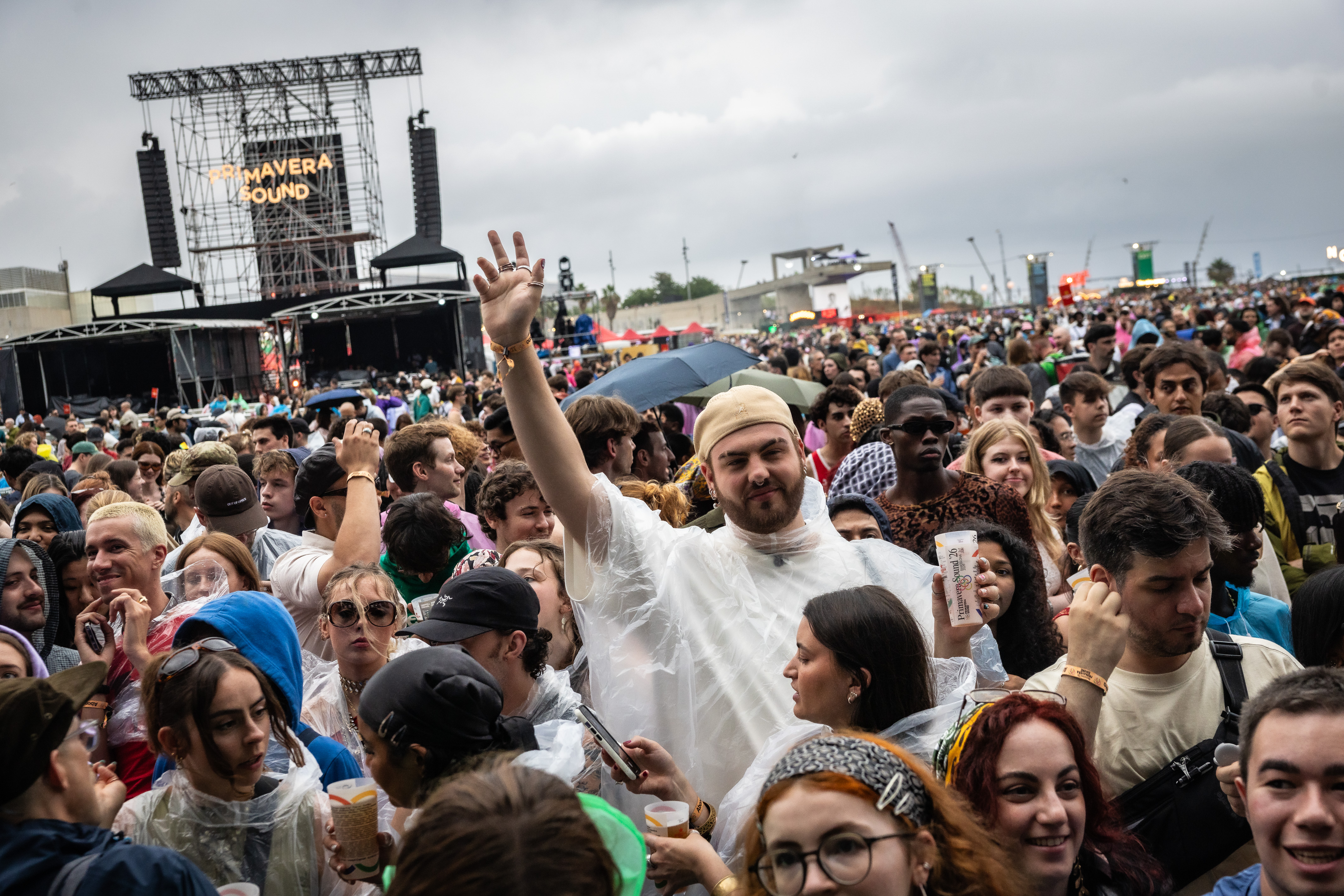 People enjoy Ravyn Lenae's concert at Primavera Sound