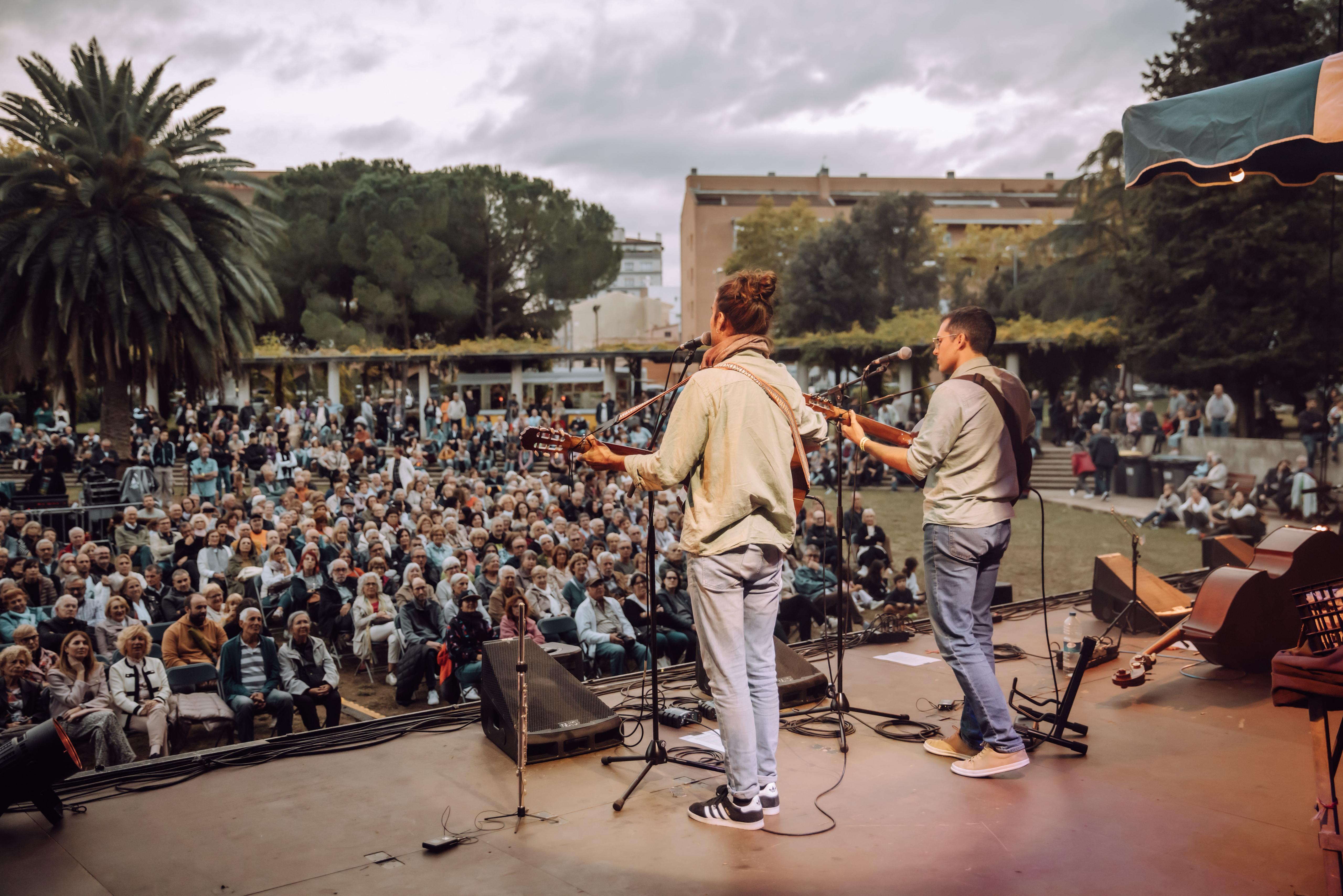 Gulliem Payaró and Martí Santacana of the music duo Xicranda perform for a crowd