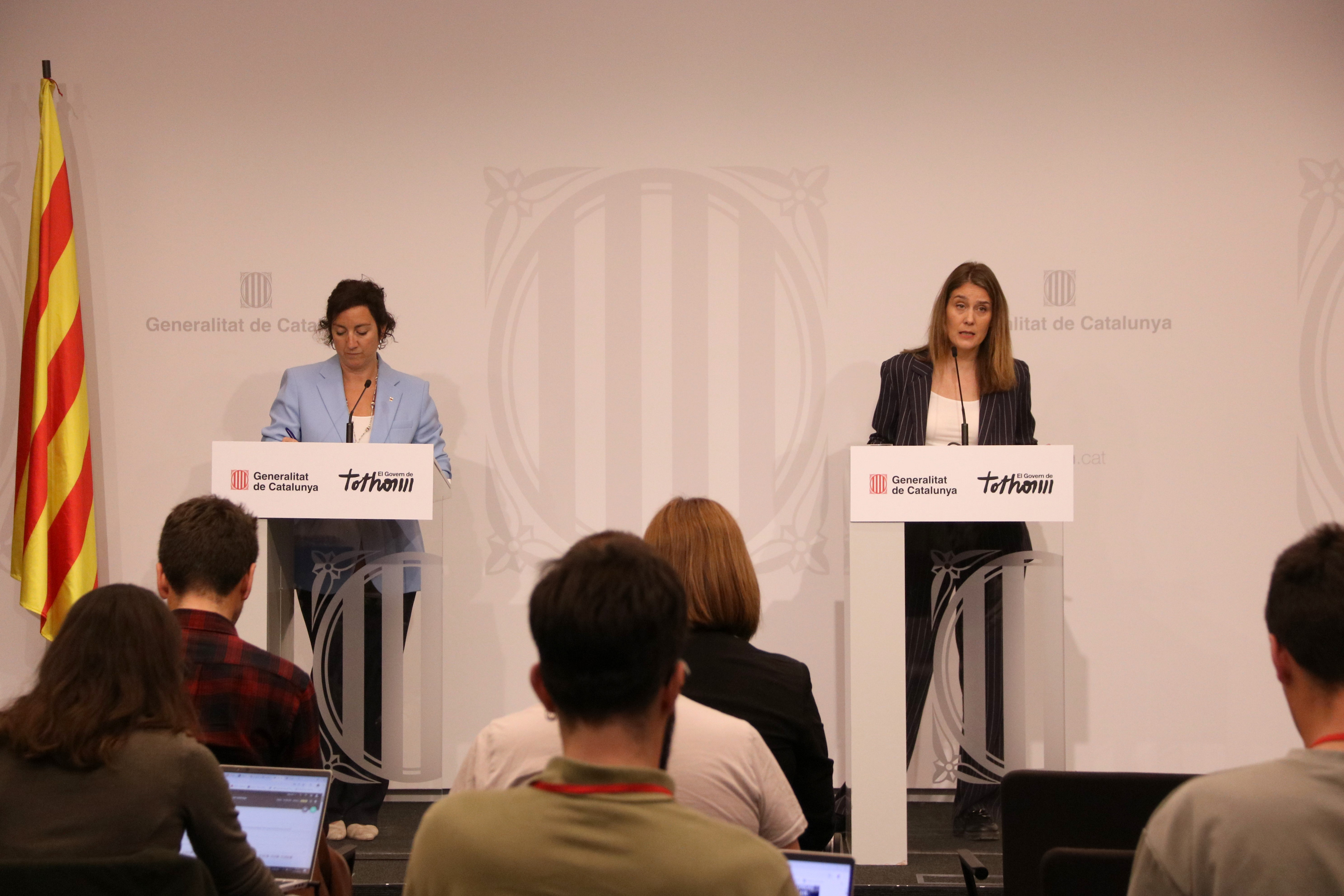 La consellera d'Economia, Alícia Romero; i la presidenta del grup parlamentari dels Comuns, Jéssica Albiach, durant una roda de premsa