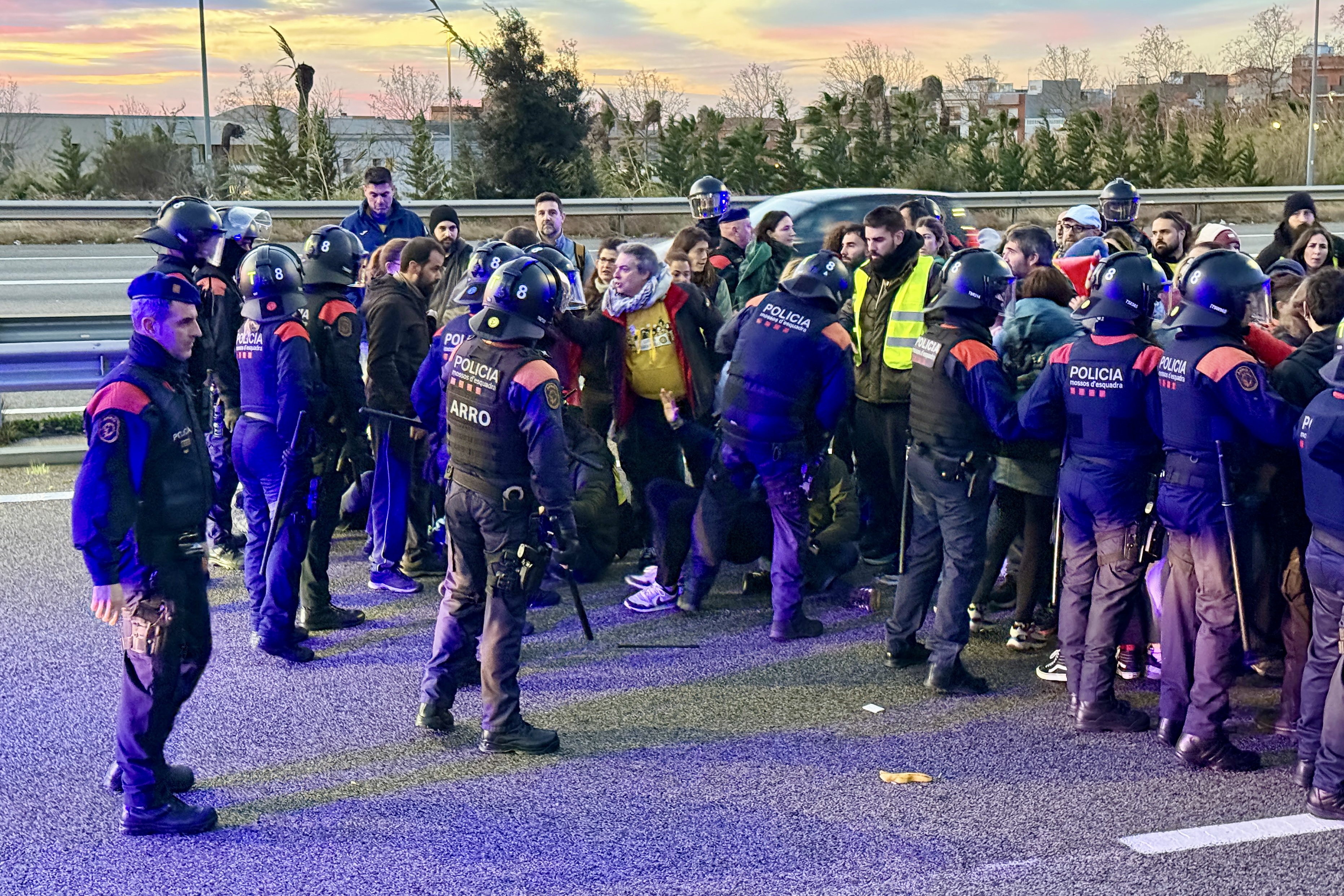 Tension between police (Mossos) and protesters on the C-32