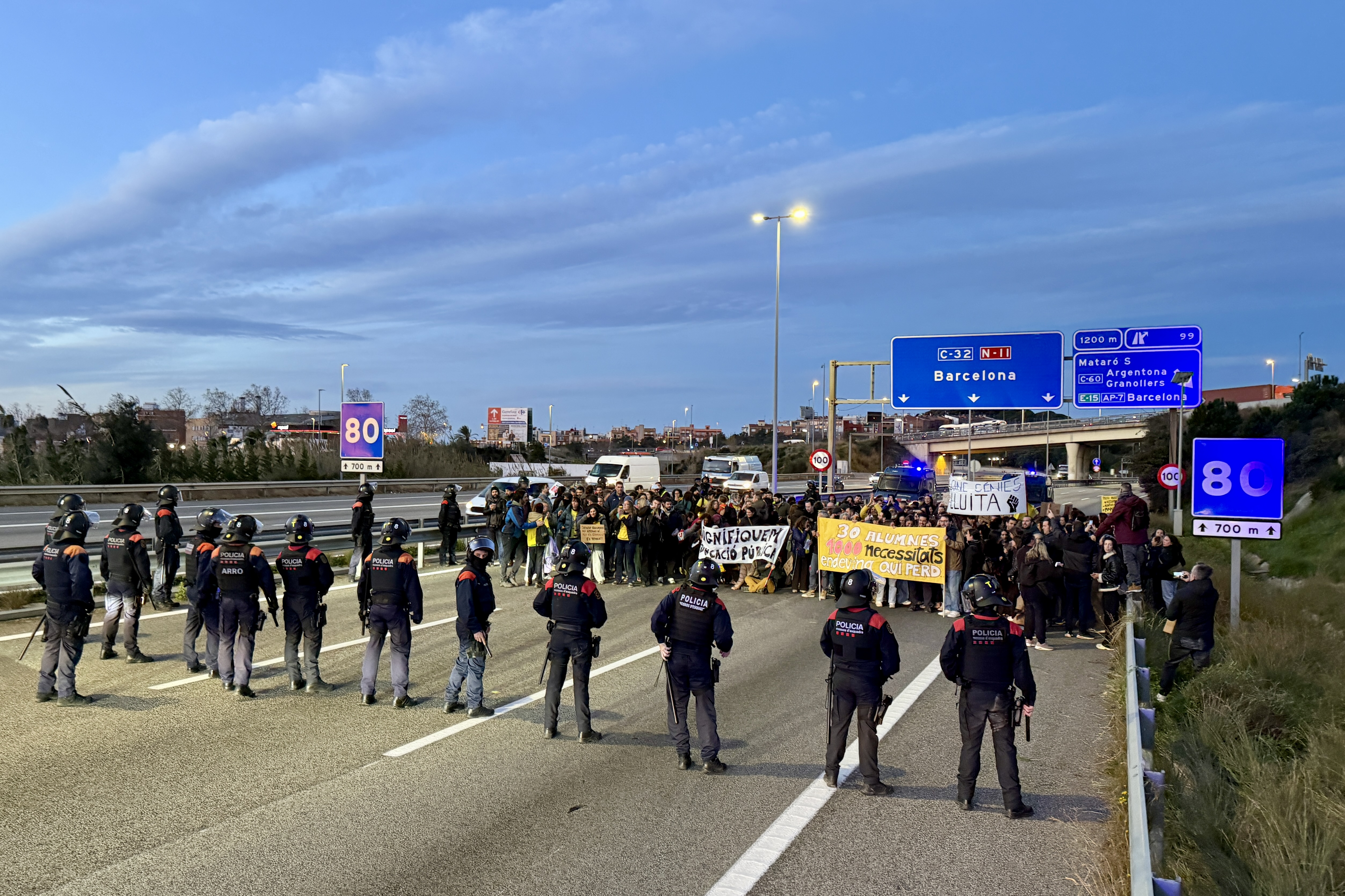 Teachers block the C-32 in Mataró during strike, amid large police presence