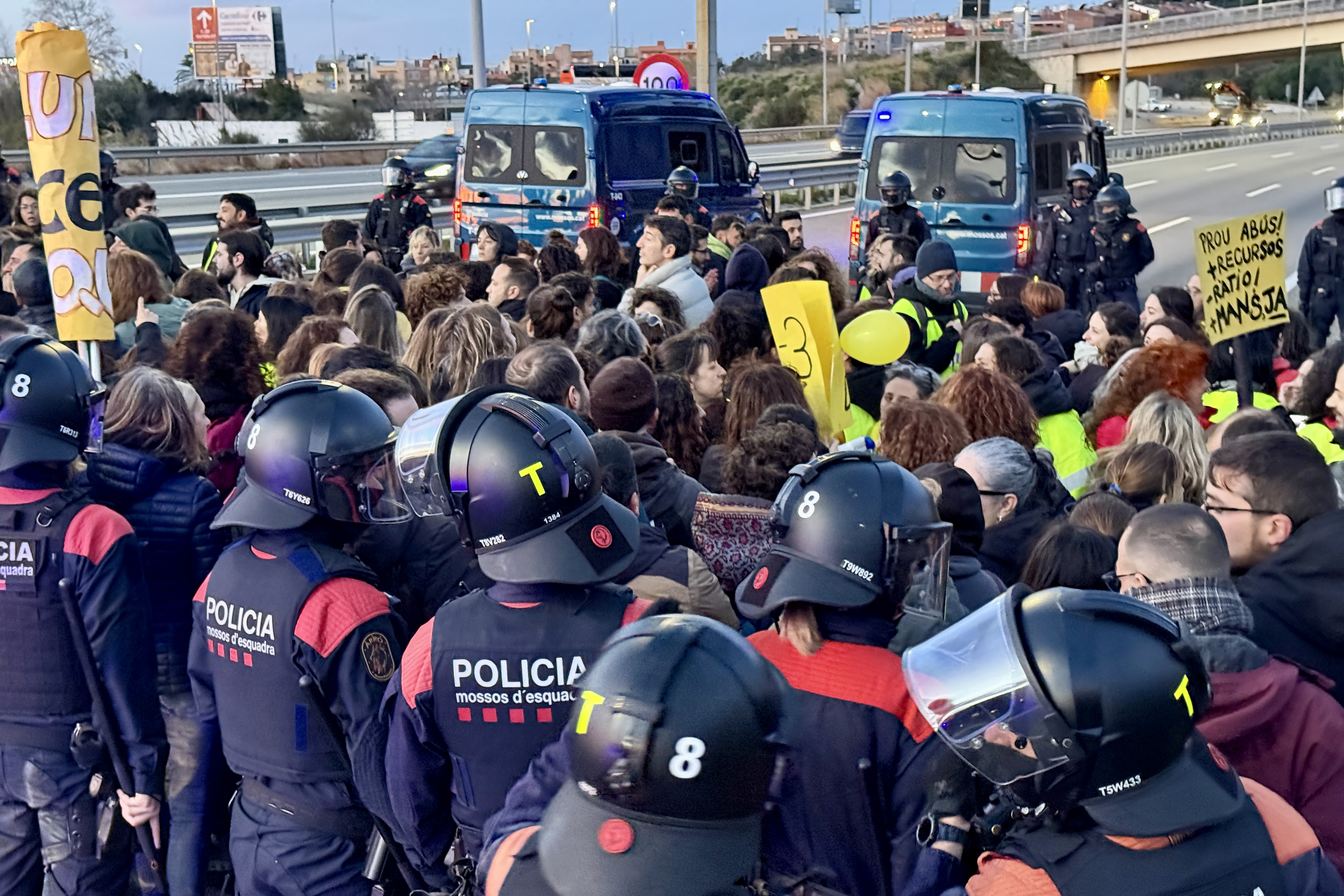 Tension between police and protesters on the C-32 in Mataró