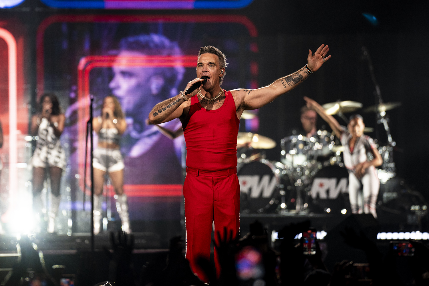 Un dels moments del concert de Robbie Williams a l'RCDE Stadium