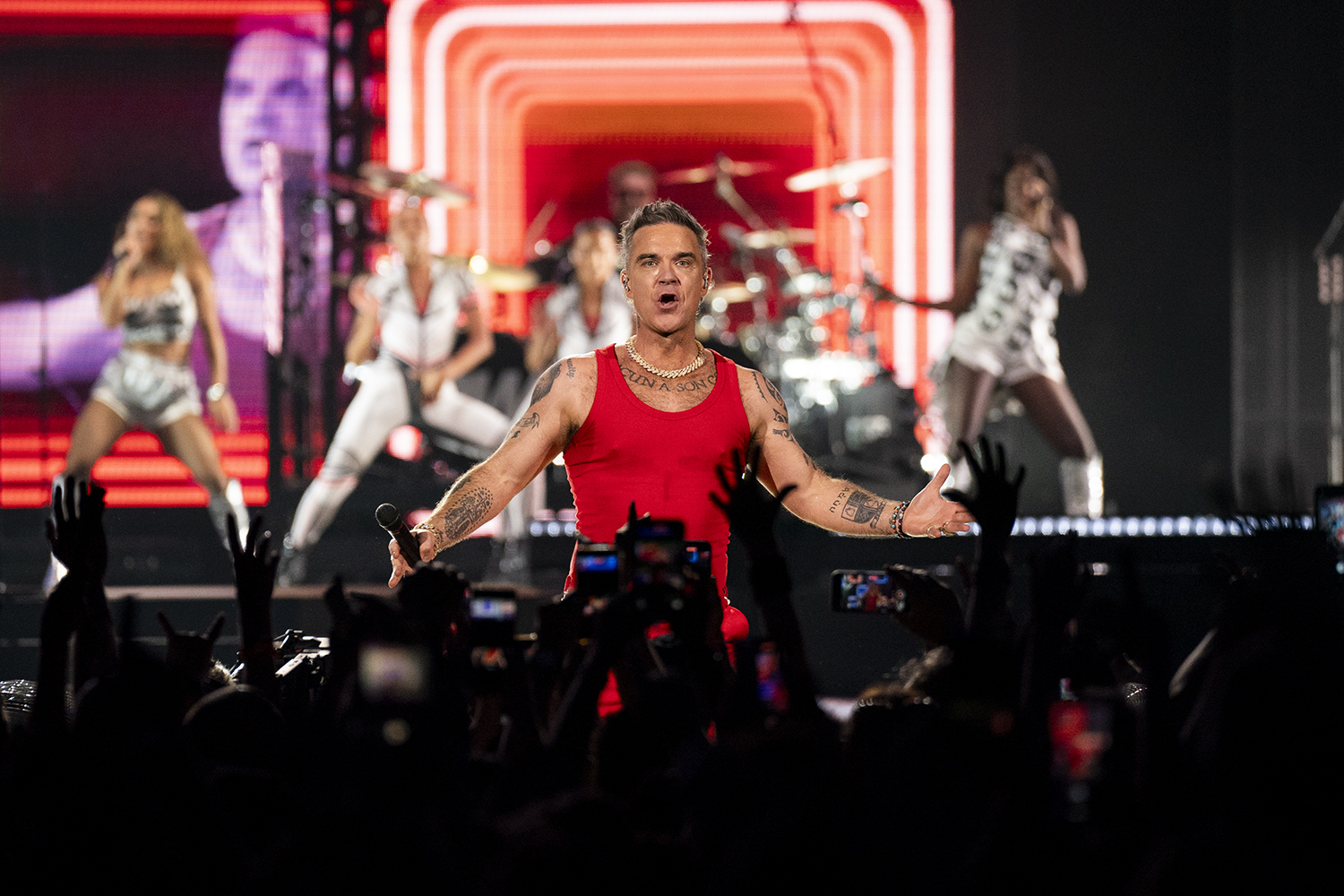 El cantant Robbie Williams aclamat pel públic de l'RCDE Stadium