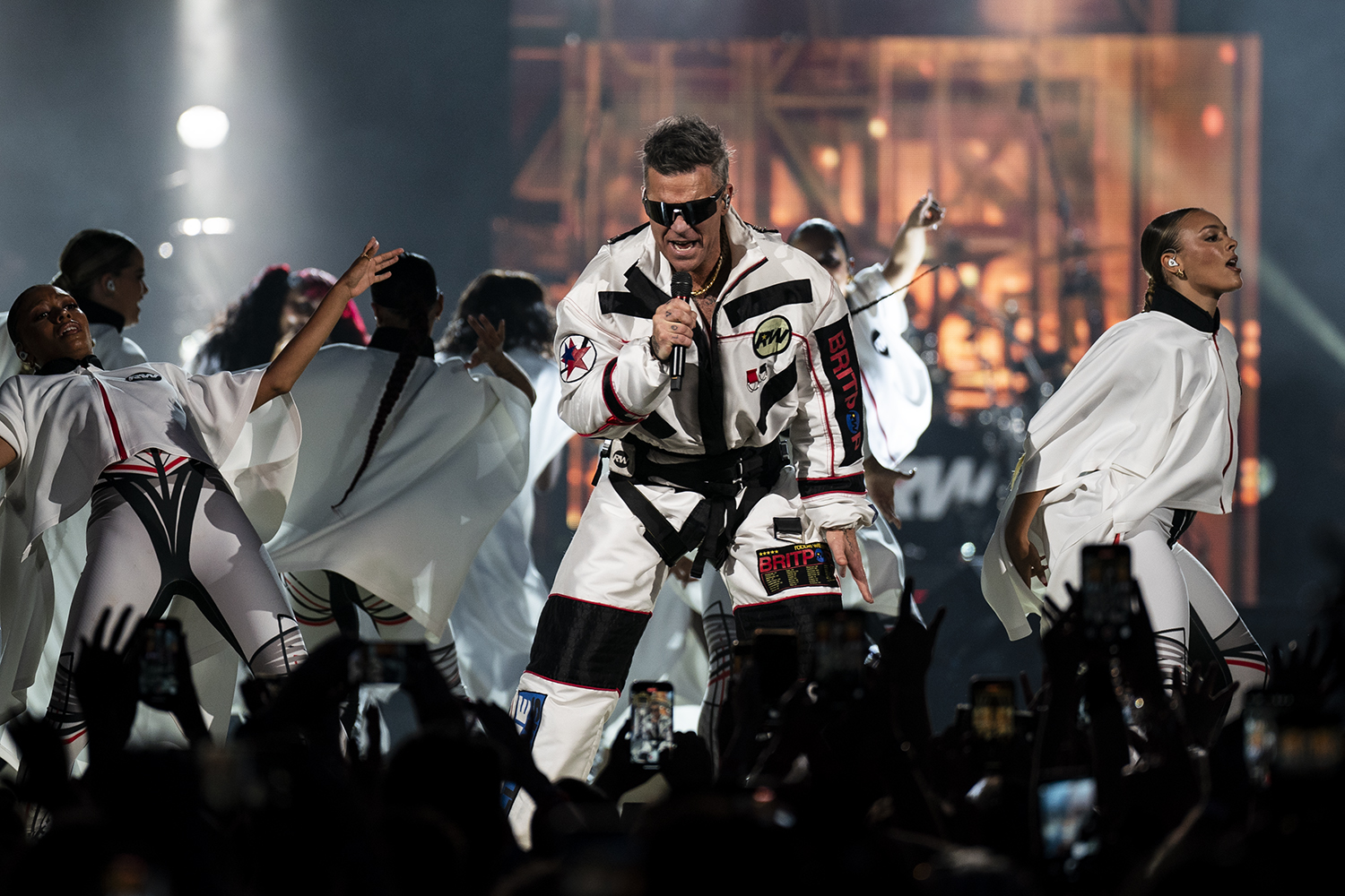 Un dels moments del concert de Robbie Williams a l'RCDE Stadium