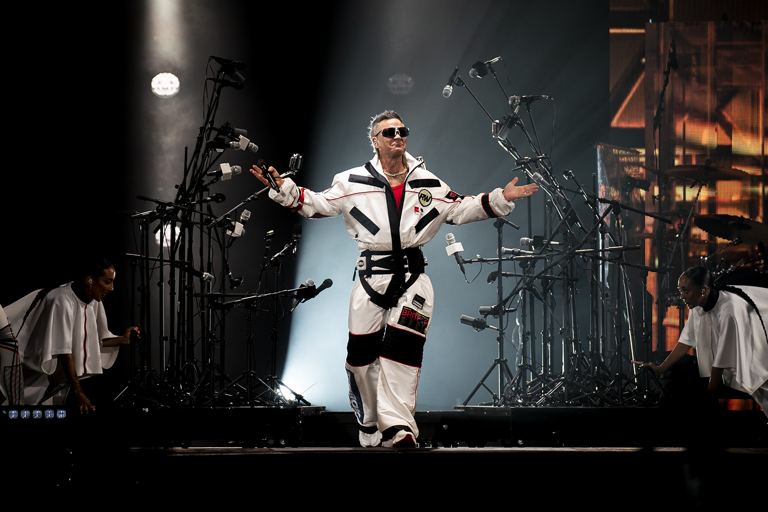 L'inici del show de Robbie Williams a l'RCDE Stadium