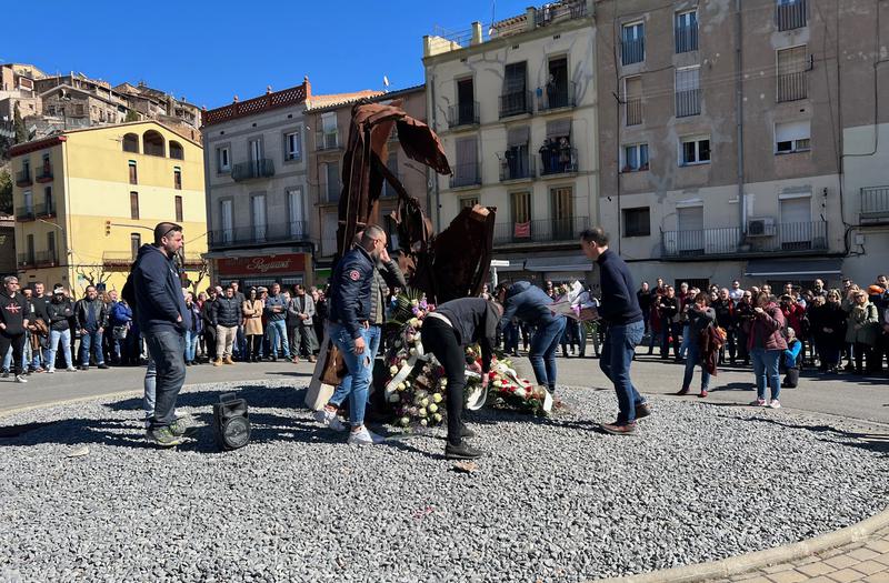 Mourners lay flowers at the mining monument in the town of Súria ahead of the minute's silence in memory of the three workers who lost their lives in the March 2023 accident