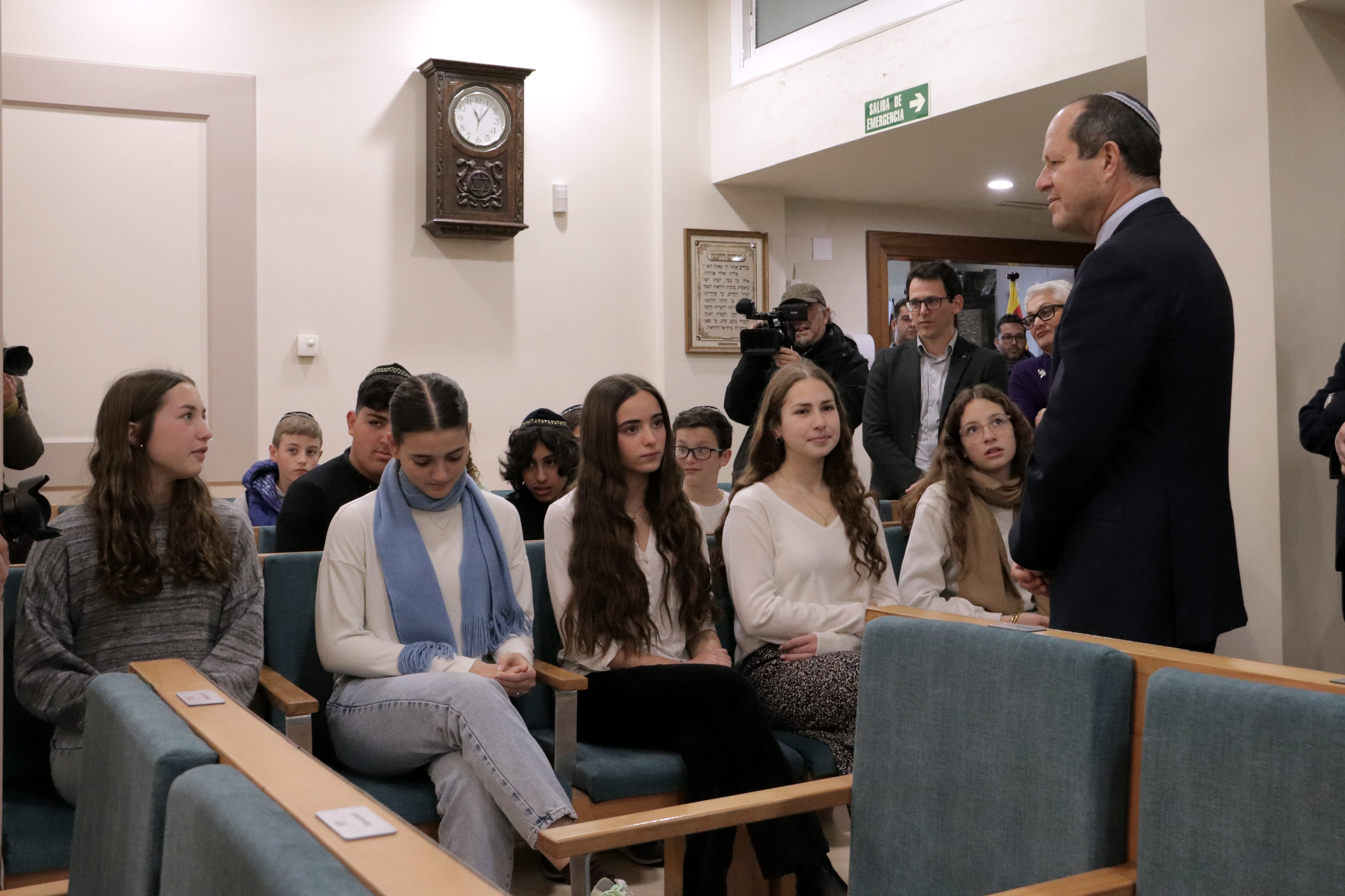 The Israeli economy minister, Nir Barkat, talking to students of Barcelona's Israeli Community (CIB) on February 28, 2023