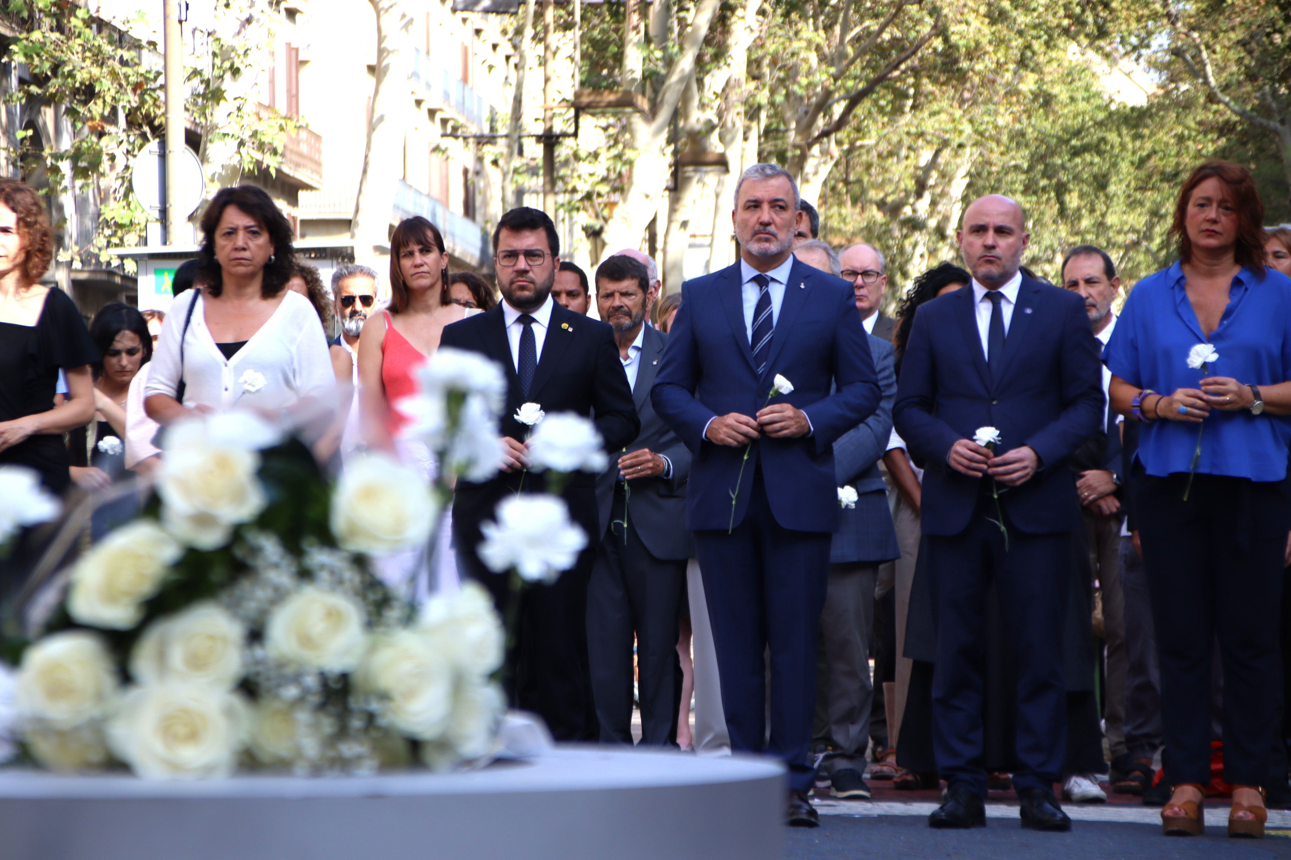 Catalan President Pere Aragonés and Barcelona mayor Jaume Collboni along with other authorities in the August 17 commemorative event