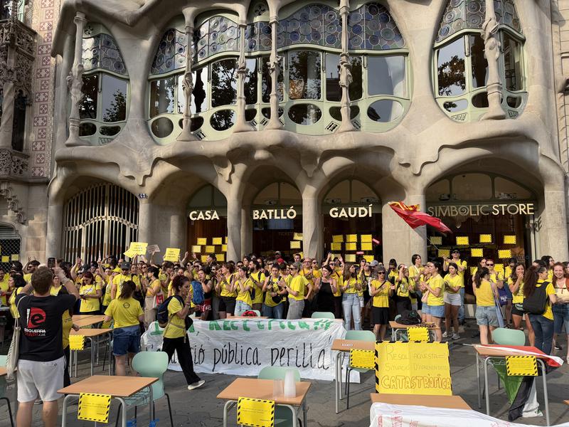 Protesting teachers block access to Gaud&iacute; monument Casa Batll&oacute;
