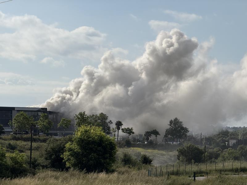 Toxic cloud produced from the fire of the pool cleaning product warehouse in Vilanova i la Geltrú