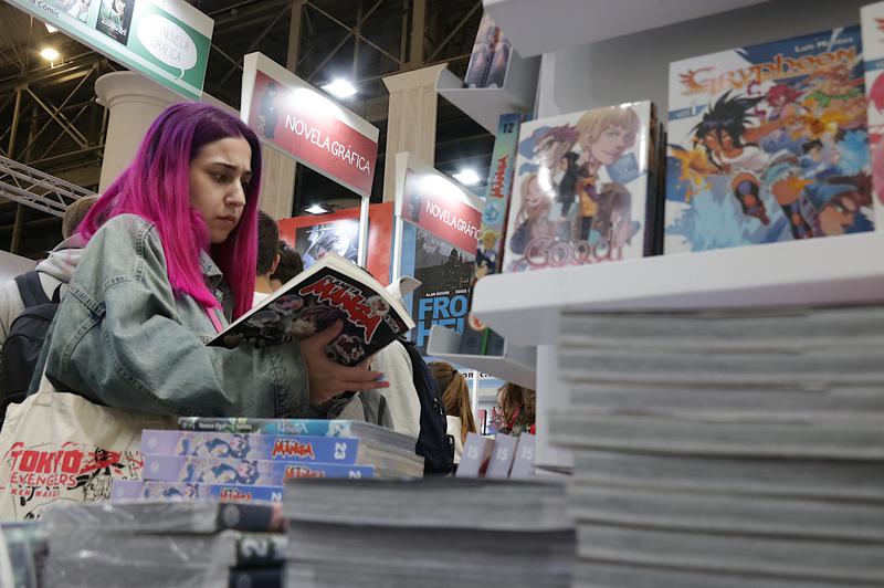 Browsing at Comic Barcelona