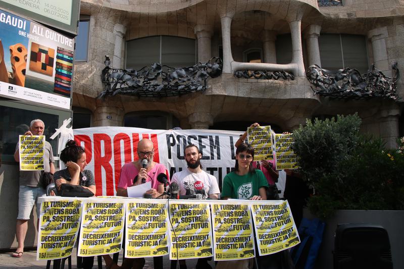 The platform for Tourist Decline during the press conference held on Passeig de Gràcia, in front of Gaudí's building