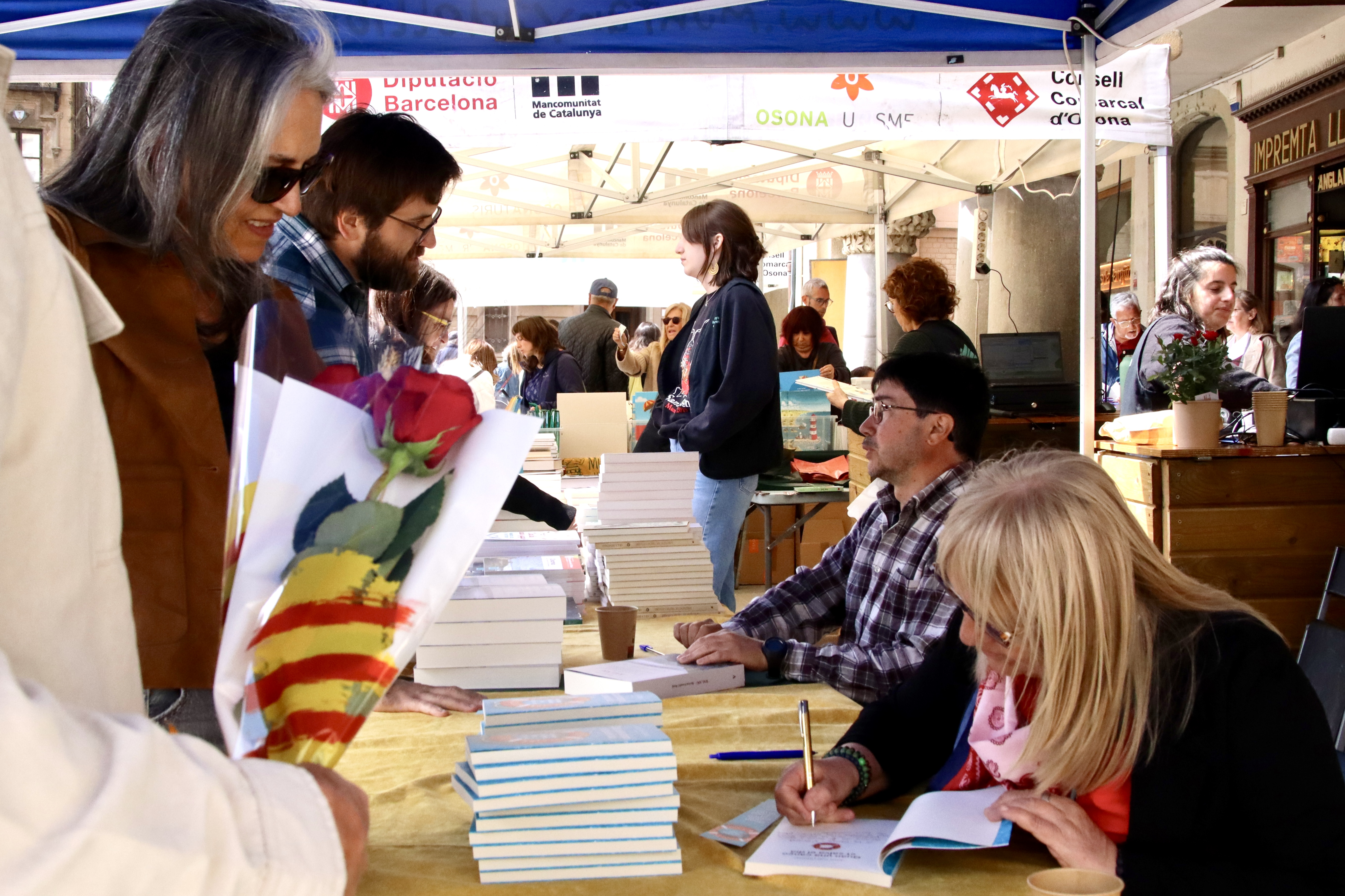 Vic es bolca en la celebració de Sant Jordi amb un centenar de parades de roses i llibres i molta activitat